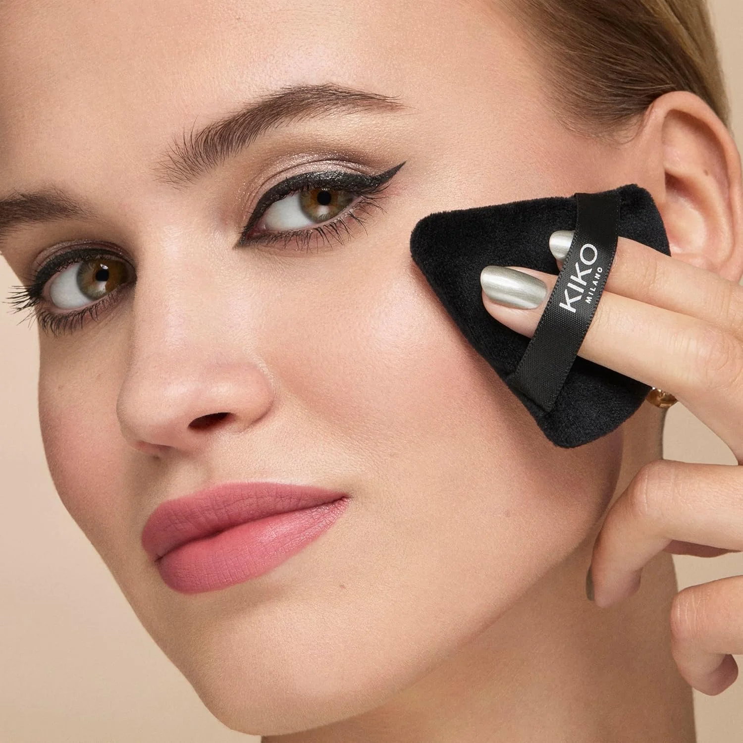 پد پودر مثلثی KIKO Milano Tap & Set، پد پودر مثلثی برای استفاده از پودرهای صورت پد پودر مثلثی KIKO Milano Tap & Set، پد پودر مثلثی برای استفاده از پودرهای صورت