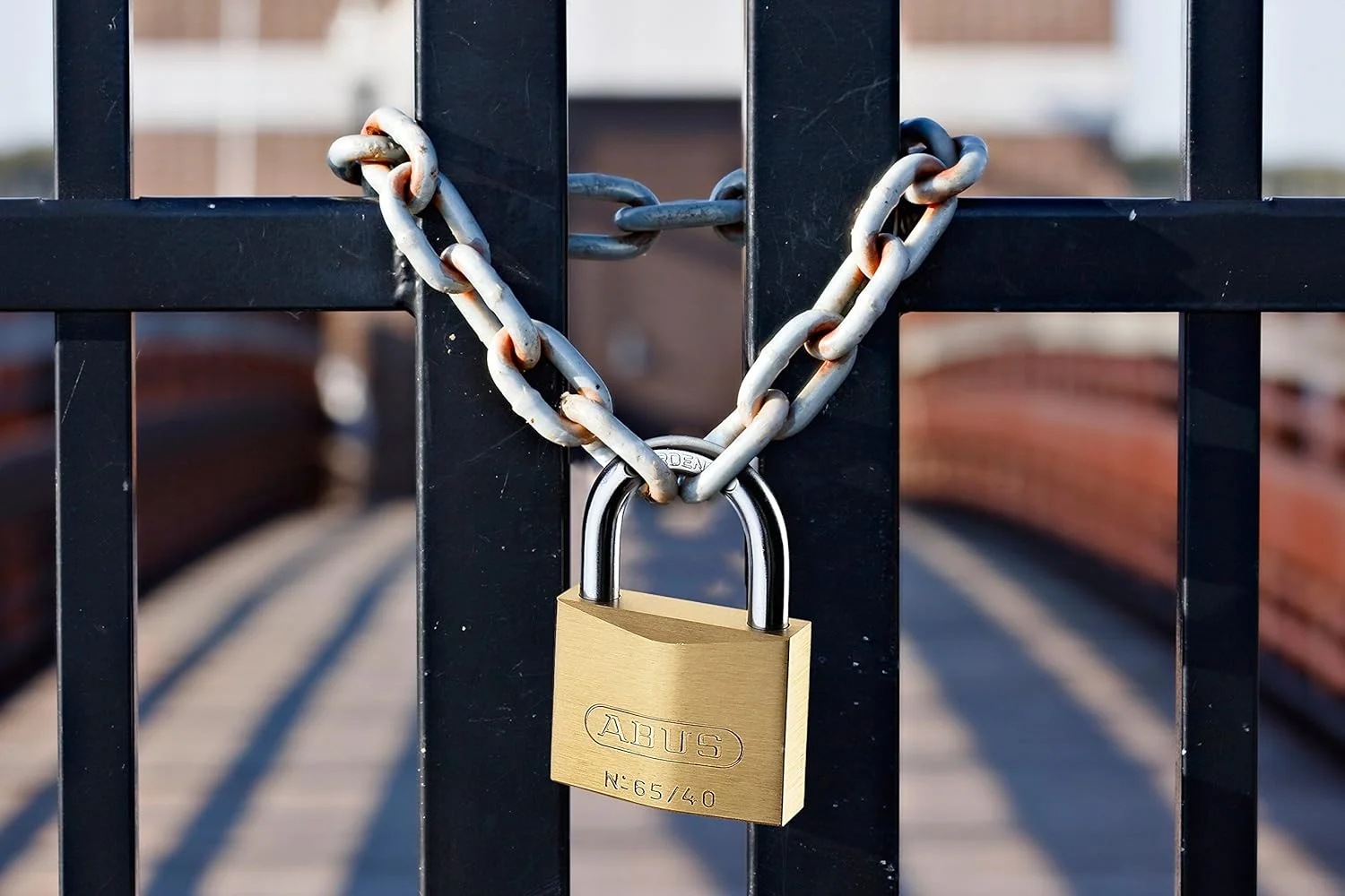 قفل آویز برنجی ABUS مدل 65CS/50 - بدنه قفل برنجی - مقاوم در برابر آب و هوا/مناسب فضای باز - حلقه فولادی سخت کاری شده و محافظ حلقه قفل آویز برنجی ABUS مدل 65CS/50 - بدنه قفل برنجی - مقاوم در برابر آب و هوا/مناسب فضای باز - حلقه فولادی سخت کاری شده و محافظ حلقه