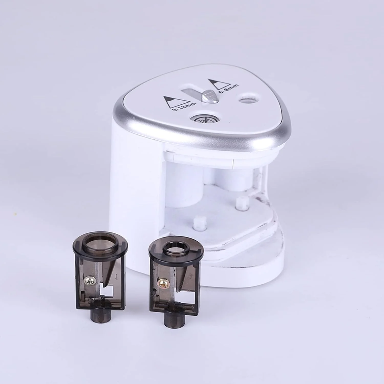 تراش برقی اتوماتیک صورتی با دو سوراخ برای مدادهای 6-8 میلی‌متری و 9-12 میلی‌متری، با باتری کار می‌کند، طراحی جمع و جور برای استفاده در مدرسه و اداره