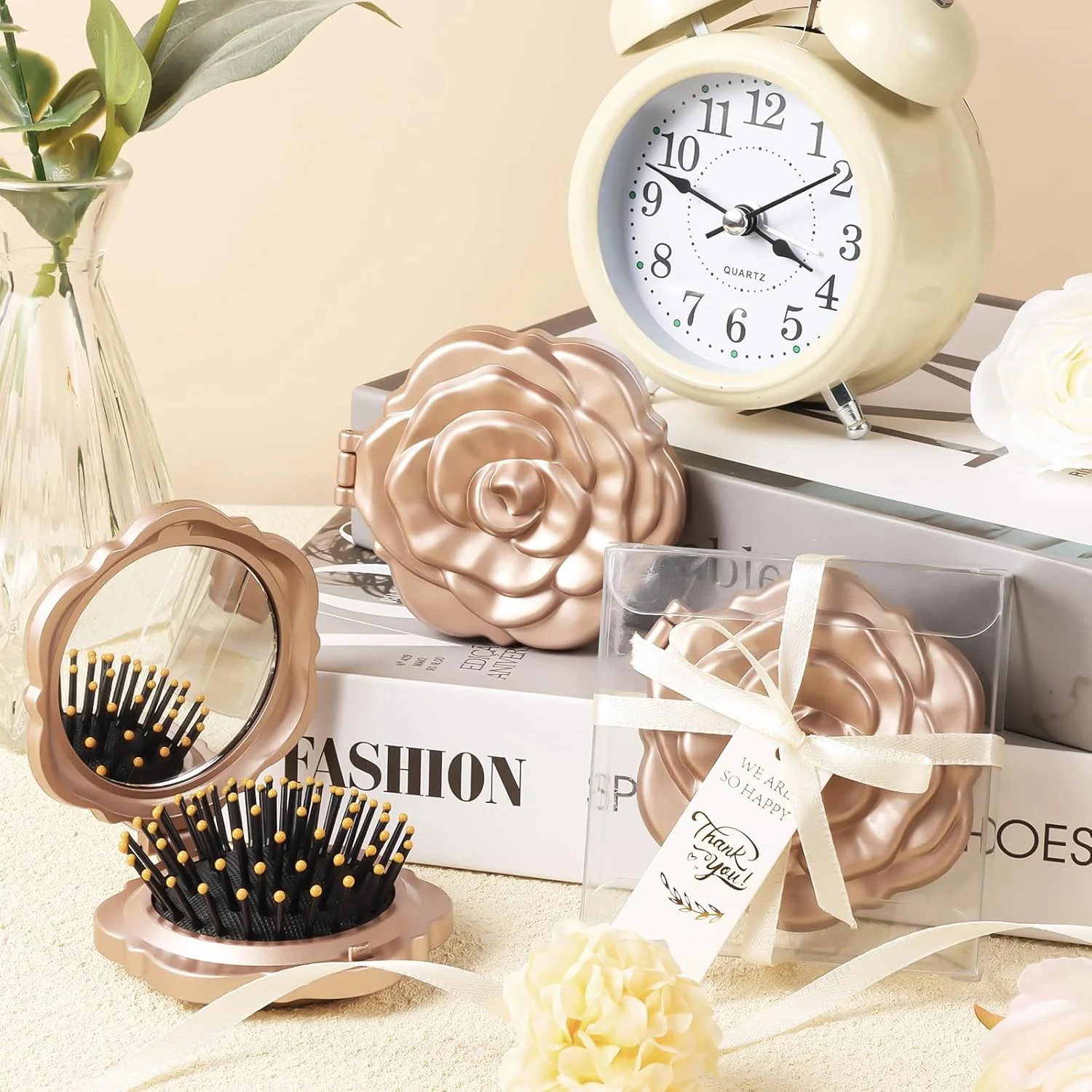 12 عدد ست آینه جیبی مسافرتی کوچک به همراه برس، مناسب برای گیفت عروسی، شامل آینه جیبی گل رز به همراه برس، تگ های تشکر، جعبه های پلاستیکی شفاف به همراه روبان برای گیفت جشن عروس، هدیه یادگاری مهمانان جشن