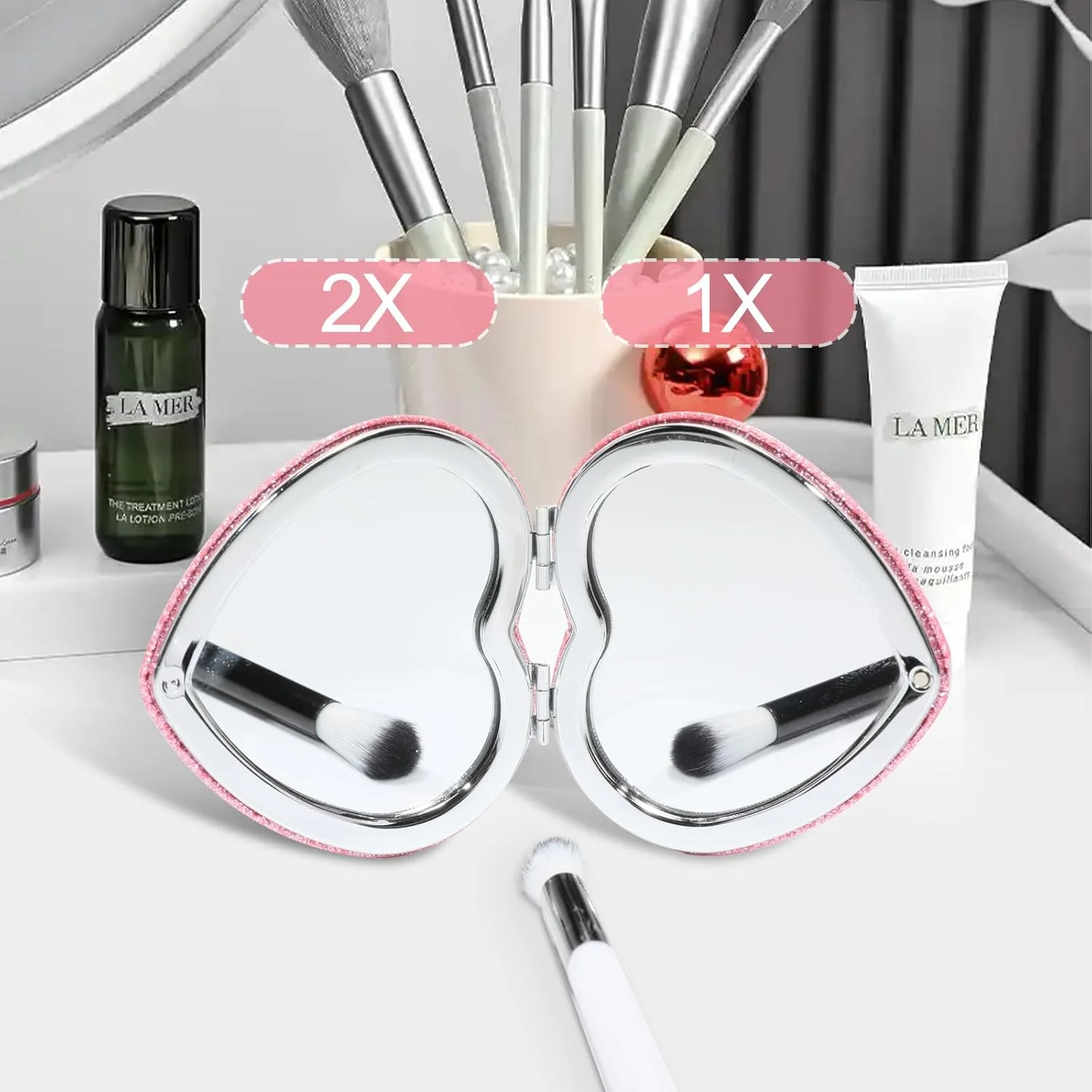 آینه آرایشی قلبی شکل صورتی Ayzylpth، آینه مسافرتی جمع و جور 7.3x7.1 سانتی متری با بزرگنمایی 2 برابر، شیشه ضد شکست، قاب براق و طراحی آسان بازشو برای کیف پول، کیف دستی و آرایش سریع