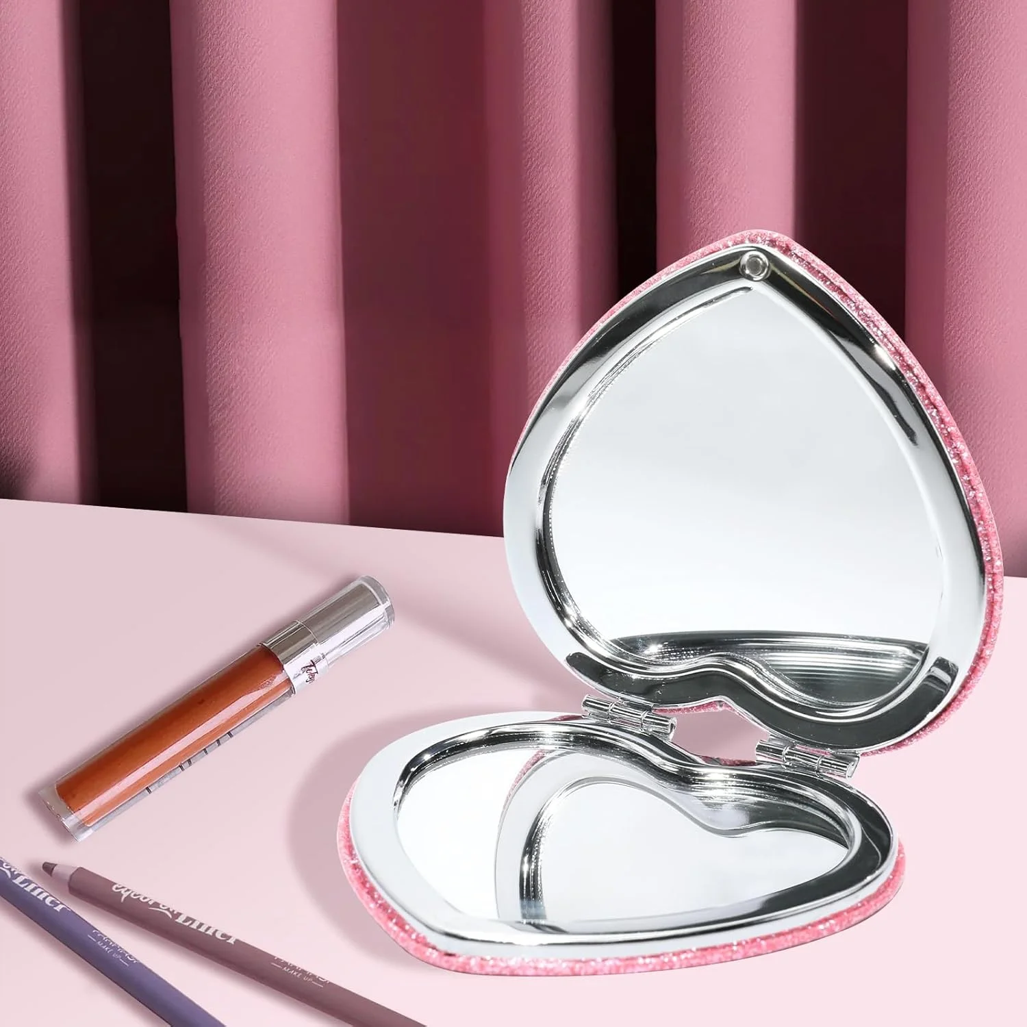 آینه آرایشی قلبی شکل صورتی Ayzylpth، آینه مسافرتی جمع و جور 7.3x7.1 سانتی متری با بزرگنمایی 2 برابر، شیشه ضد شکست، قاب براق و طراحی آسان بازشو برای کیف پول، کیف دستی و آرایش سریع