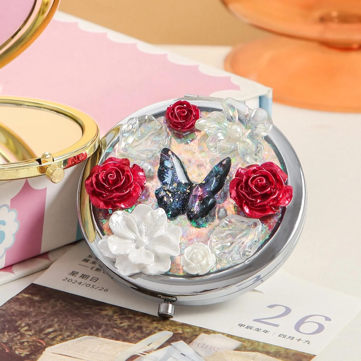 آینه جیبی کوچک Amanman با طرح پروانه، آینه آرایشی تاشو با بزرگنمایی 1 و 2 برابر (نقره ای)