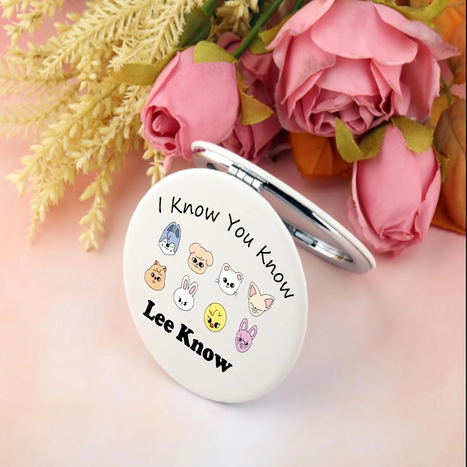 آینه جیبی گروه پسرانه کی پاپ BEKECH Stray، طرح I Know You Lee Know، هدیه ای برای طرفداران کی-دراما، آینه آرایشی جمع و جور، 7*0.9 سانتی متر