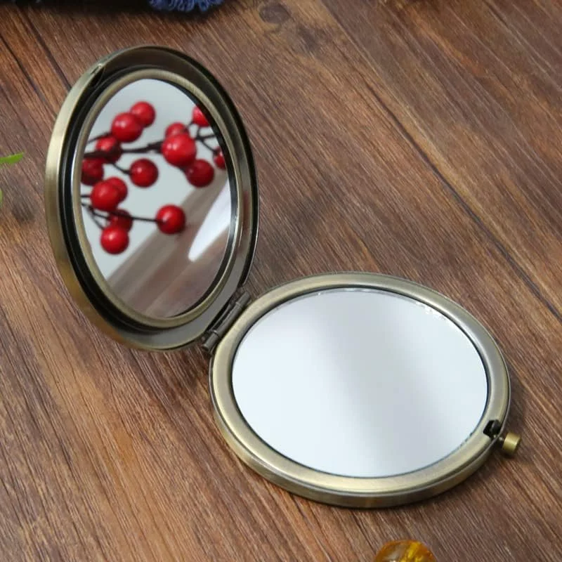 آینه آرایشی وینتیج BYVUTE، آینه جیبی فلزی تاشو قابل حمل، آینه رومیزی طرح گل و طاووس، آینه آرایشی دو طرفه گرد و جمع و جور، آینه مسافرتی برای دختران و زنان آینه آرایشی وینتیج BYVUTE، آینه جیبی فلزی تاشو قابل حمل، آینه رومیزی طرح گل و طاووس، آینه آرایشی دو طرفه گرد و جمع و جور، آینه مسافرتی برای دختران و زنان