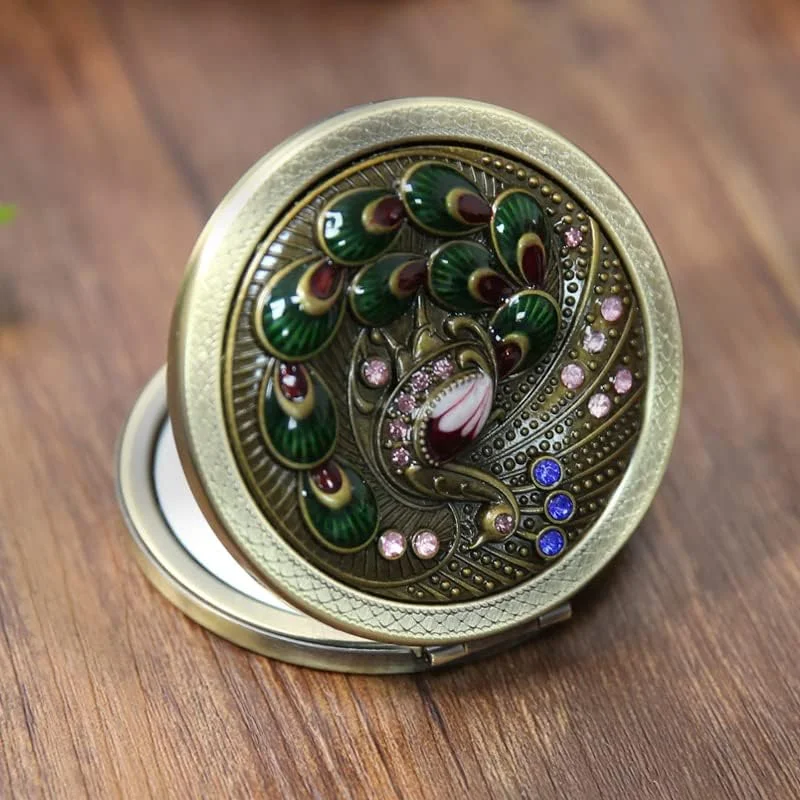 آینه آرایشی وینتیج BYVUTE، آینه جیبی فلزی تاشو قابل حمل، آینه رومیزی طرح گل و طاووس، آینه آرایشی دو طرفه گرد و جمع و جور، آینه مسافرتی برای دختران و زنان آینه آرایشی وینتیج BYVUTE، آینه جیبی فلزی تاشو قابل حمل، آینه رومیزی طرح گل و طاووس، آینه آرایشی دو طرفه گرد و جمع و جور، آینه مسافرتی برای دختران و زنان