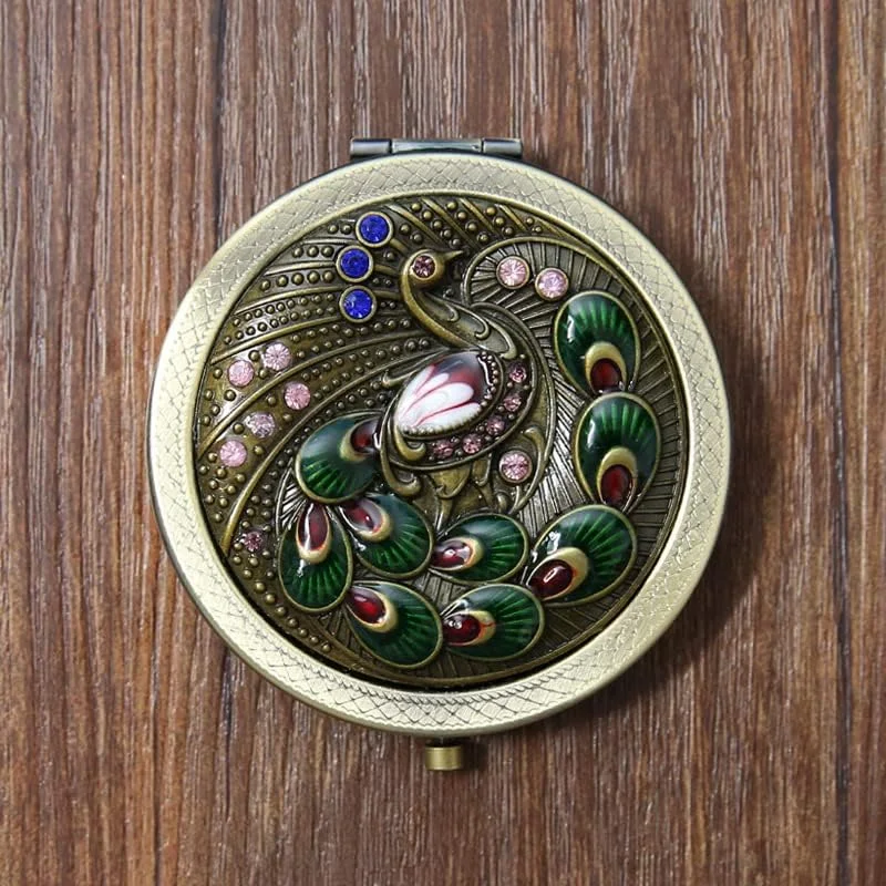 آینه آرایشی وینتیج BYVUTE، آینه جیبی فلزی تاشو قابل حمل، آینه رومیزی طرح گل و طاووس، آینه آرایشی دو طرفه گرد و جمع و جور، آینه مسافرتی برای دختران و زنان آینه آرایشی وینتیج BYVUTE، آینه جیبی فلزی تاشو قابل حمل، آینه رومیزی طرح گل و طاووس، آینه آرایشی دو طرفه گرد و جمع و جور، آینه مسافرتی برای دختران و زنان