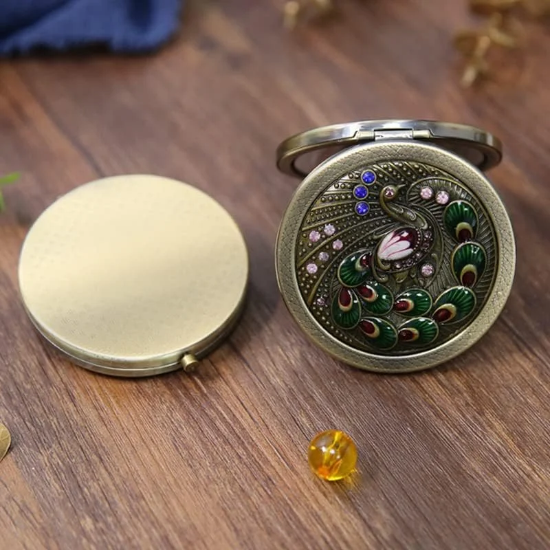 آینه آرایشی وینتیج BYVUTE، آینه جیبی فلزی تاشو قابل حمل، آینه رومیزی طرح گل و طاووس، آینه آرایشی دو طرفه گرد و جمع و جور، آینه مسافرتی برای دختران و زنان آینه آرایشی وینتیج BYVUTE، آینه جیبی فلزی تاشو قابل حمل، آینه رومیزی طرح گل و طاووس، آینه آرایشی دو طرفه گرد و جمع و جور، آینه مسافرتی برای دختران و زنان