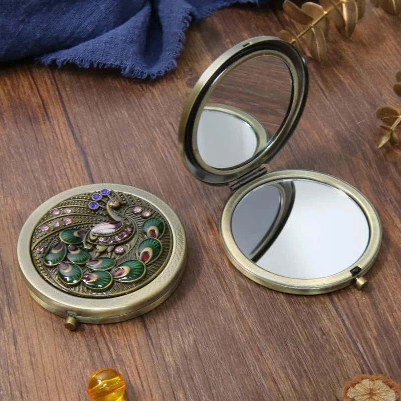 آینه آرایشی وینتیج BYVUTE، آینه جیبی فلزی تاشو قابل حمل، آینه رومیزی طرح گل و طاووس، آینه آرایشی دو طرفه گرد و جمع و جور، آینه مسافرتی برای دختران و زنان آینه آرایشی وینتیج BYVUTE، آینه جیبی فلزی تاشو قابل حمل، آینه رومیزی طرح گل و طاووس، آینه آرایشی دو طرفه گرد و جمع و جور، آینه مسافرتی برای دختران و زنان