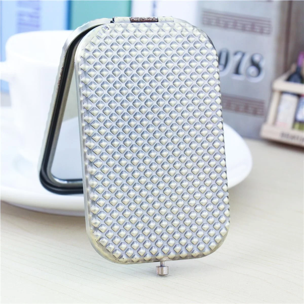 آینه جیبی GIEEU - نقره ای - زنانه - آینه آرایشی تاشو فلزی طرح طاووس، دو طرفه مناسب سفر