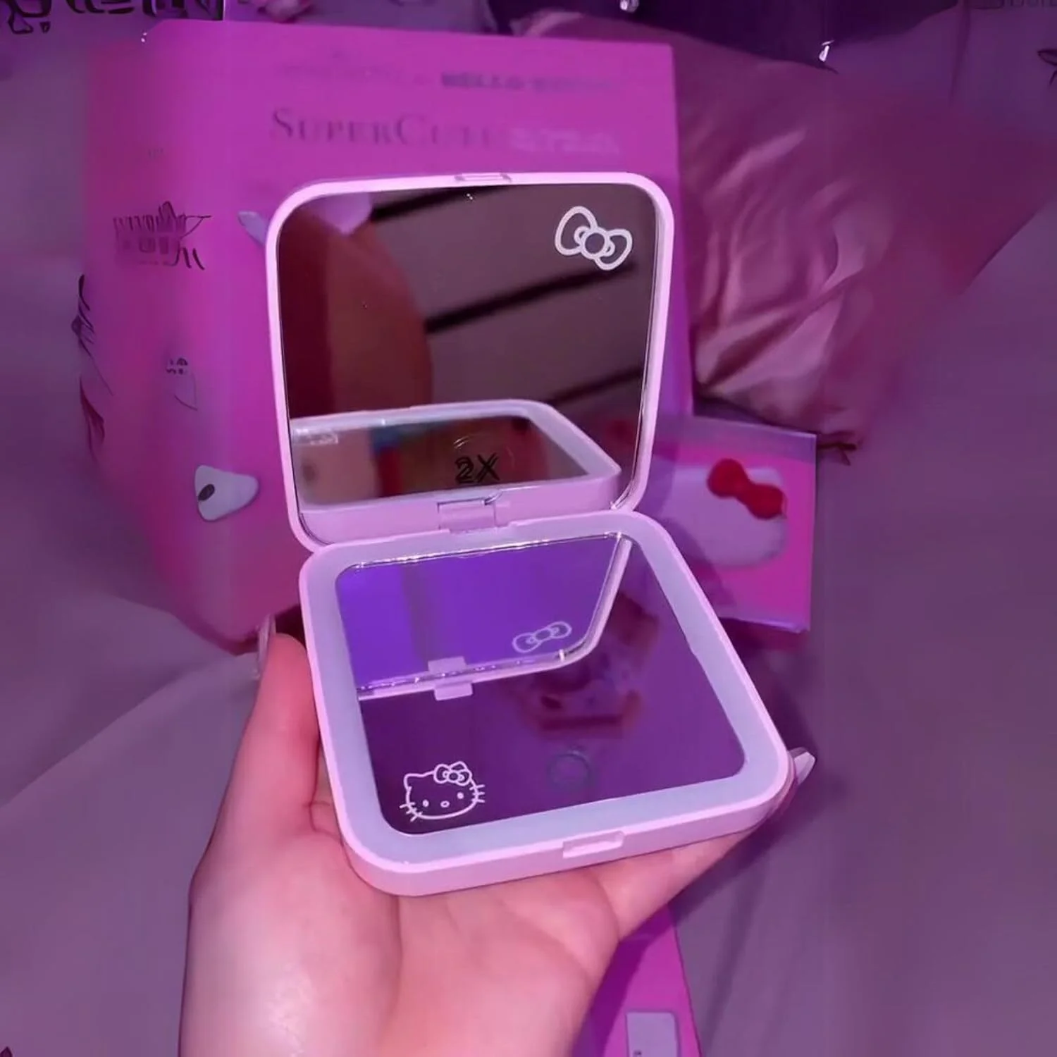 آینه جیبی سوپر کیوت هلو کیتی ایمپرشنز ونیتی با سنسور لمسی برای تنظیم نور، آینه آرایشی روشن با چراغ های LED و آینه بزرگنمایی 2X (صورتی) آینه جیبی سوپر کیوت هلو کیتی ایمپرشنز ونیتی با سنسور لمسی برای تنظیم نور، آینه آرایشی روشن با چراغ های LED و آینه بزرگنمایی 2X (صورتی)