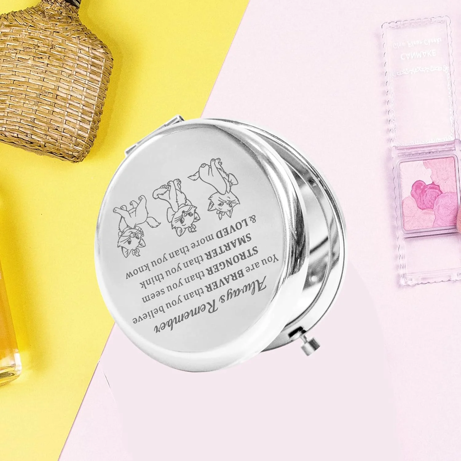 آینه جیبی گربه KEYCHIN، هدیه ای برای طرفداران فیلم گربه. تو شجاع تر، قوی تر و باهوش تر از آن چیزی هستی که فکر می کنی. آینه آرایشی جمع و جور گربه برای زنان، دختران و نوجوانان (Marie Always-S)