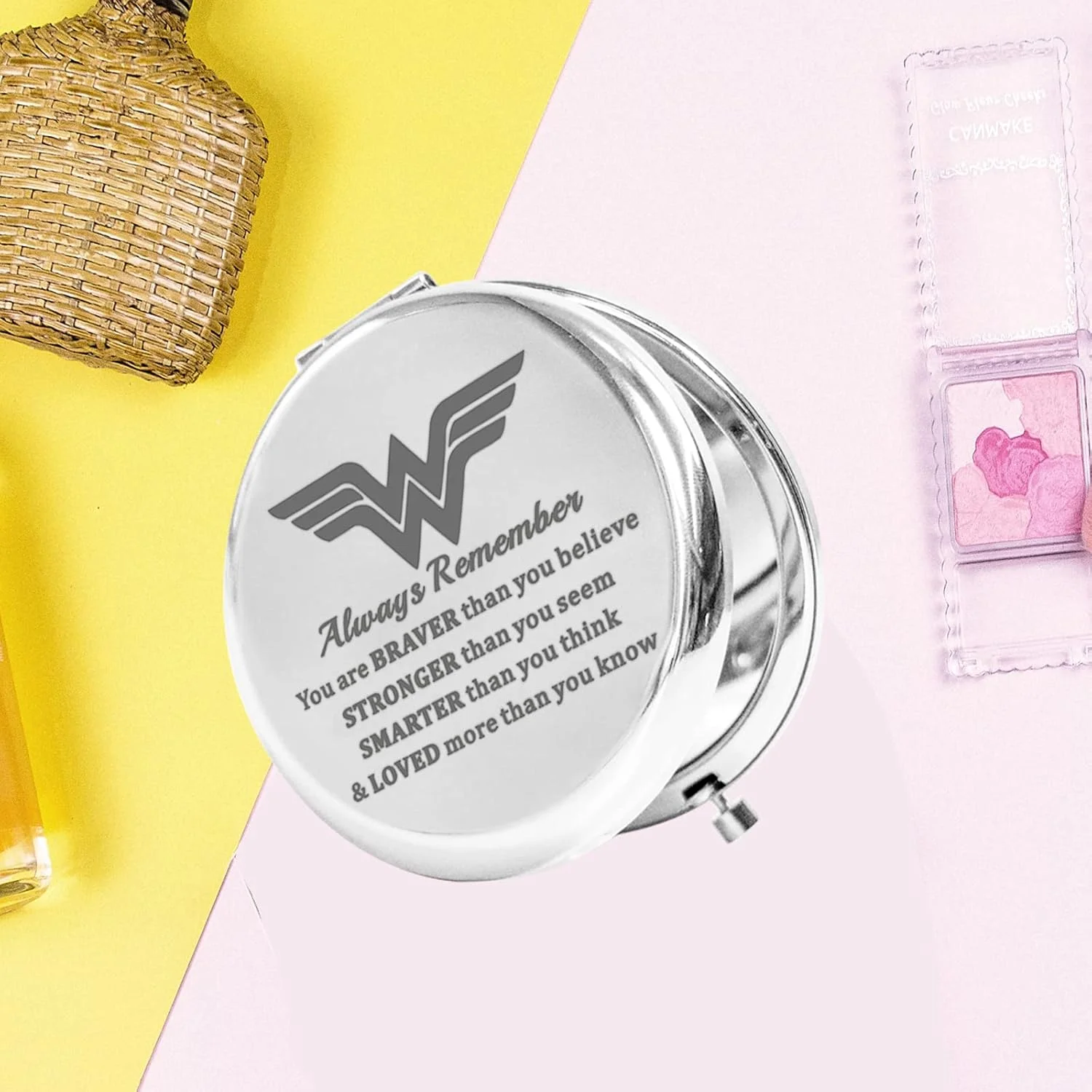 آینه جیبی KEYCHIN، هدیه ای برای طرفداران دایانا - تو شجاع تر، قوی تر و باهوش تر از آن چیزی هستی که فکر می کنی - آینه جمع و جور برای زنان و دختران (آینه e)