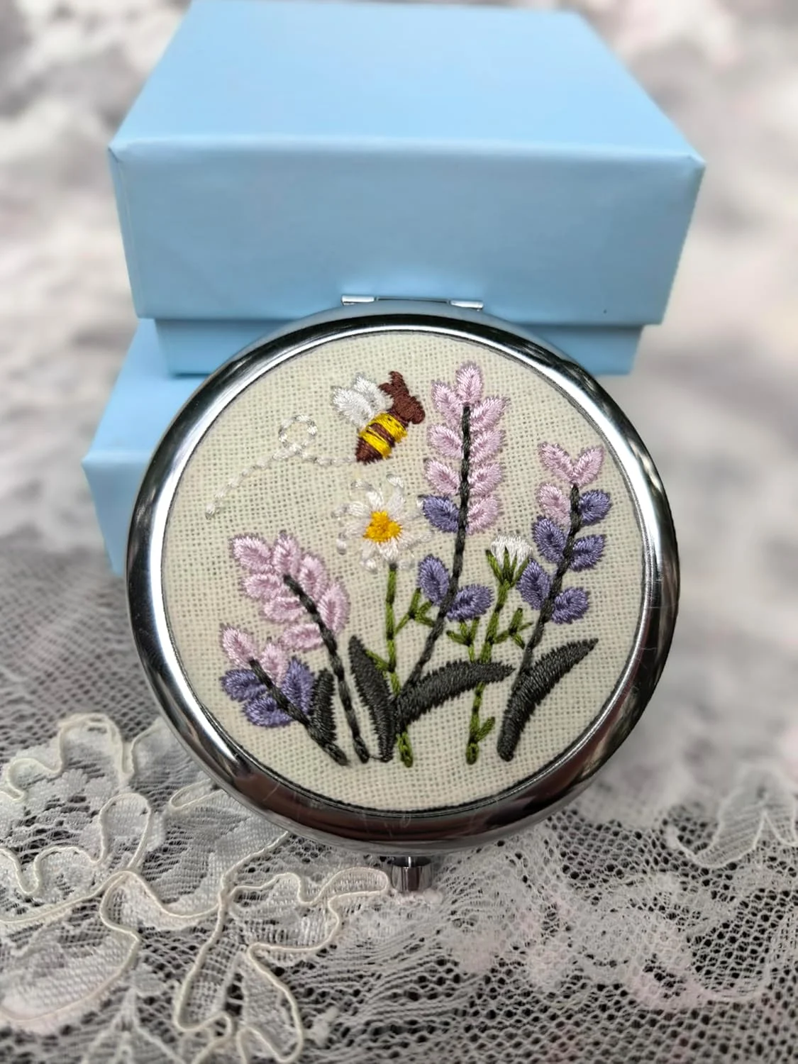 آینه جیبی گلدوزی شده Leimandy دو طرفه 1x/2x بنفش اسطوخودوس آینه های جمع و جور قابل حمل برای کیف پول هدیه روز ولنتاین L1 (اسطوخودوس بنفش)