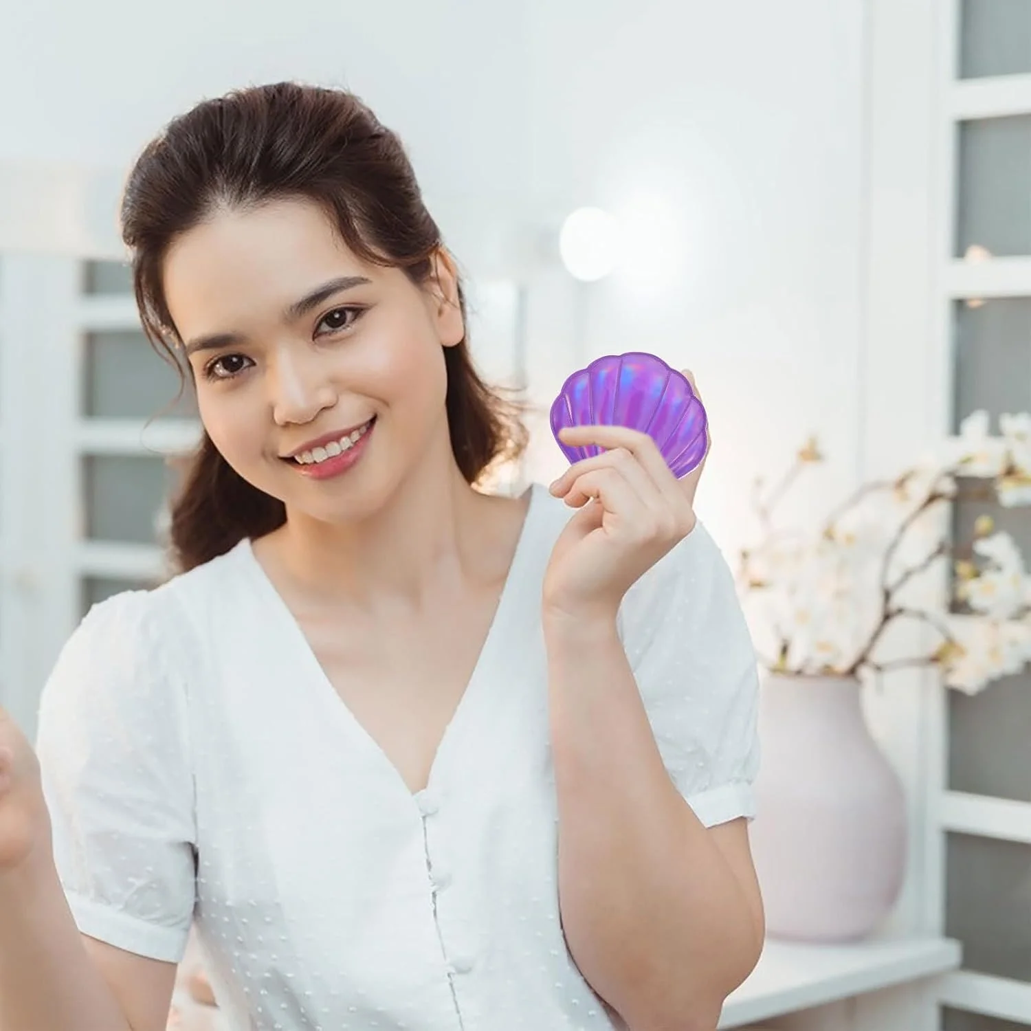 آینه آرایشی فشرده Lurrose، تاشو، دو طرفه، قابل حمل، هولوگرام، با روکش چرمی PU، طرح صدف، مناسب برای دختران، زنان و بانوان (بنفش)