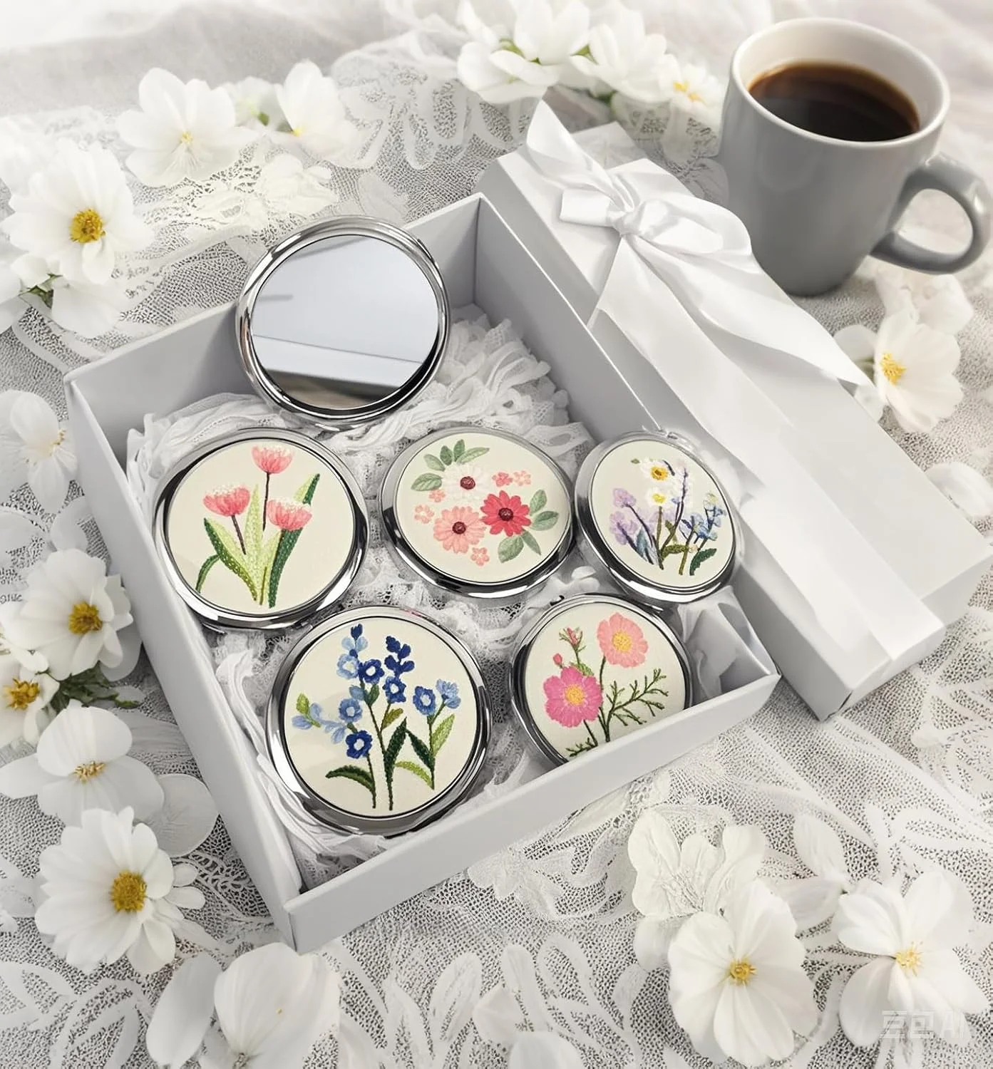 آینه جیبی فشرده لیماندی طرح گل دیزی، آینه کیف پول گلدوزی شده دو طرفه با بزرگنمایی 1x/2x، آینه آرایشی تاشو، هدیه ساقدوش عروس، هدیه جشن عروسی L1 (گل دیزی)