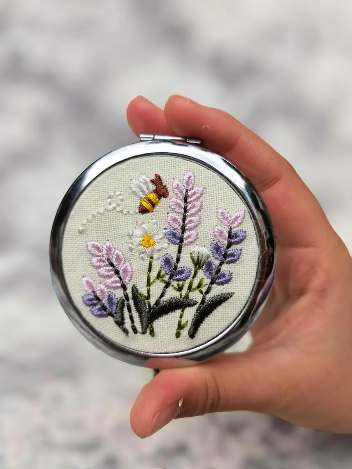 آینه جیبی گلدوزی شده Leimandy دو طرفه 1x/2x بنفش اسطوخودوس آینه های جمع و جور قابل حمل برای کیف پول هدیه روز ولنتاین L1 (اسطوخودوس بنفش) آینه جیبی گلدوزی شده Leimandy دو طرفه 1x/2x بنفش اسطوخودوس آینه های جمع و جور قابل حمل برای کیف پول هدیه روز ولنتاین L1 (اسطوخودوس بنفش)