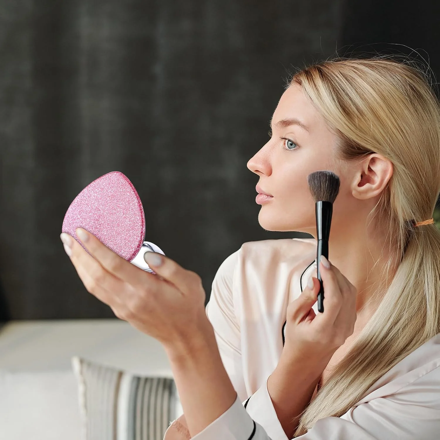 آینه جیبی تاشو قلبی شکل Mabor، آینه دو طرفه قابل حمل با بزرگنمایی 1x/2x، آینه کوچک و فانتزی برای کیف دستی، کیف پول، منزل و محل کار (صورتی)