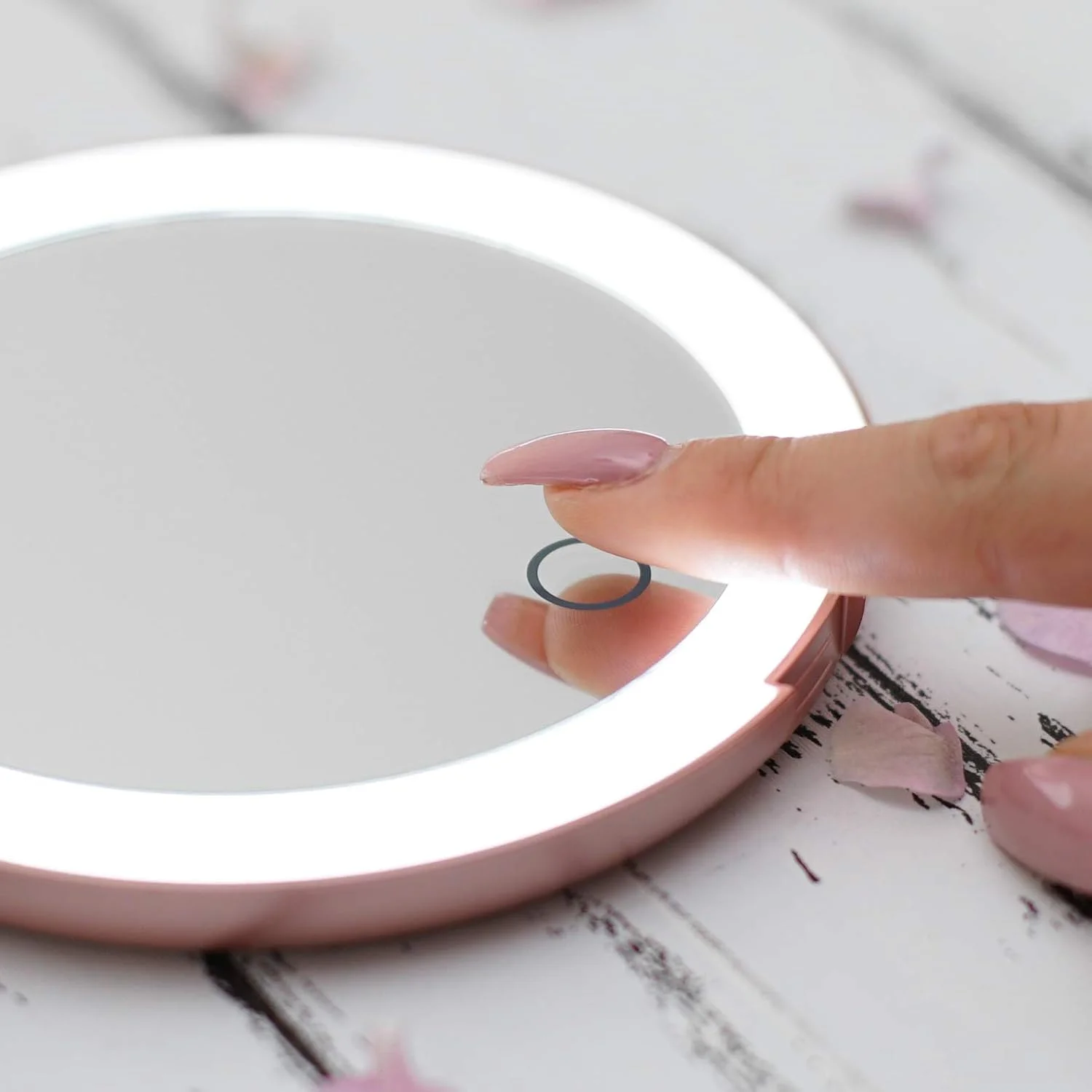 آینه مسافرتی جمع و جور لونا لندن | آینه آرایشی مسافرتی با نور | آینه روشنایی دار ال ای دی با 3 حالت نور | بزرگنمایی 7 برابر تاشو قابل حمل و شارژ (رزگلد)