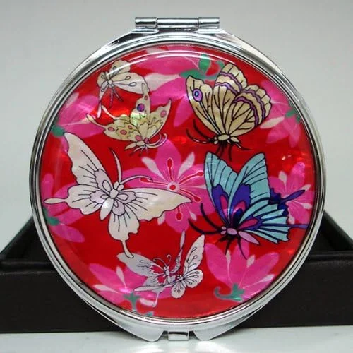 آینه آرایشی دوطرفه صدفی با طرح پروانه سفید و گل صورتی در قاب گرد قرمز آینه آرایشی دوطرفه صدفی با طرح پروانه سفید و گل صورتی در قاب گرد قرمز