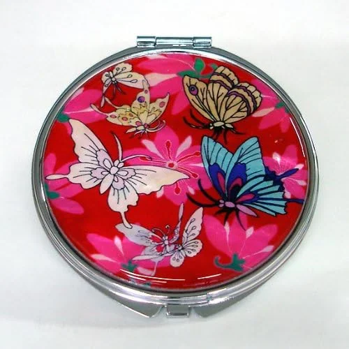 آینه آرایشی دوطرفه صدفی با طرح پروانه سفید و گل صورتی در قاب گرد قرمز