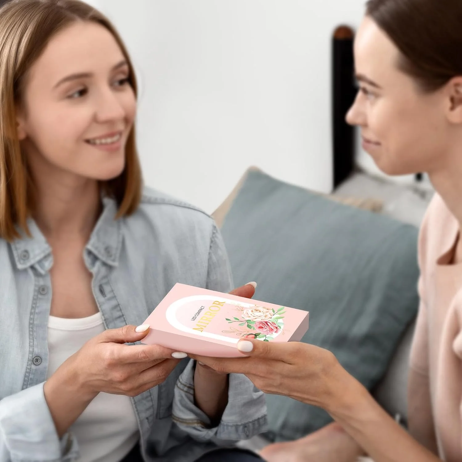 آینه مسافرتی شارژی Mopis با 3 رنگ نور و ویژگی خاموشی خودکار، آینه آرایشی کوچک LED جمع و جور 1X/3X برای کیف پول، هدیه لوازم ضروری مسافرتی برای دختران و زنان - حرف G آینه مسافرتی شارژی Mopis با 3 رنگ نور و ویژگی خاموشی خودکار، آینه آرایشی کوچک LED جمع و جور 1X/3X برای کیف پول، هدیه لوازم ضروری مسافرتی برای دختران و زنان - حرف G