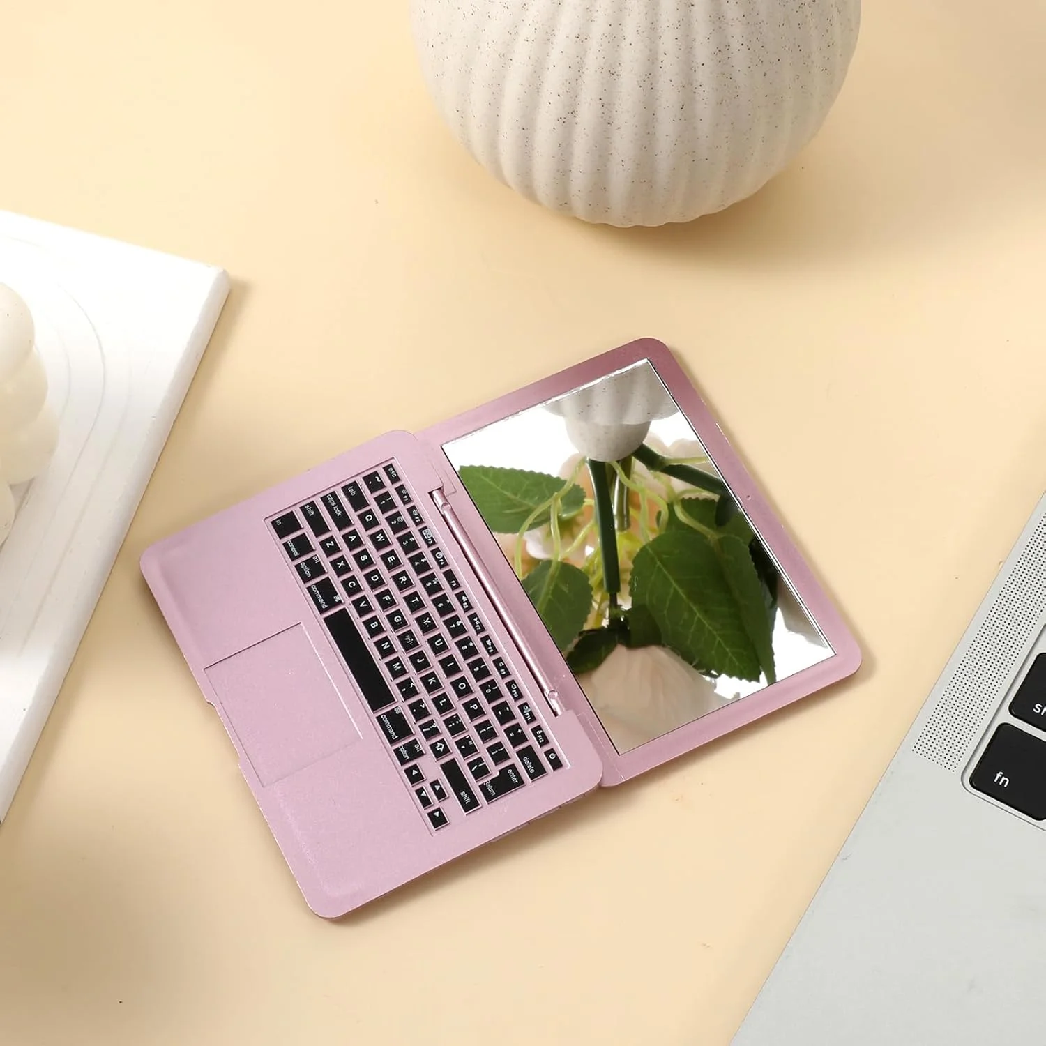 آینه لپ تاپ مینی، 3 عدد آینه آرایشی فشرده کوچک قابل حمل به شکل لپ تاپ، آینه های تاشو کوچک جیبی کامپیوتری برای آرایش منزل، مسافرت، دکوراسیون حیوانات خانگی (نقره ای، رزگلد، سفید)