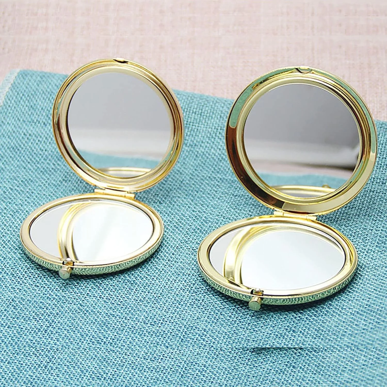 آینه آرایشی جیبی تاشو با بزرگنمایی - قطر 7 سانتیمتر - مناسب سفر (طلایی)