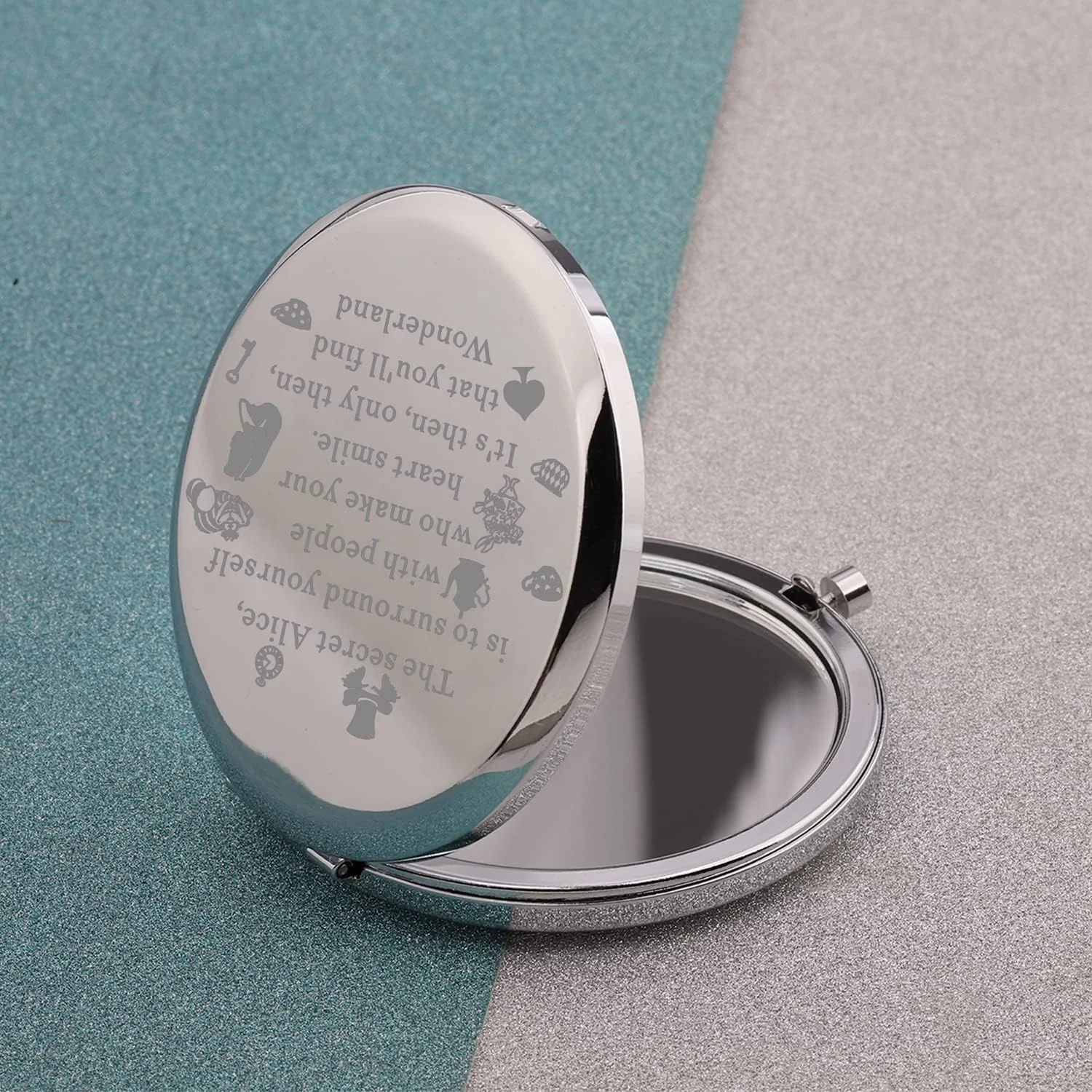 آینه جیبی فشرده KUIYAI Wonderland، هدیه سرزمین عجایب، هدیه کارتونی برای دوستداران، آینه آرایشی برای دوستان، آینه کیف پول (برای احاطه کردن خود) آینه جیبی فشرده KUIYAI Wonderland، هدیه سرزمین عجایب، هدیه کارتونی برای دوستداران، آینه آرایشی برای دوستان، آینه کیف پول (برای احاطه کردن خود)