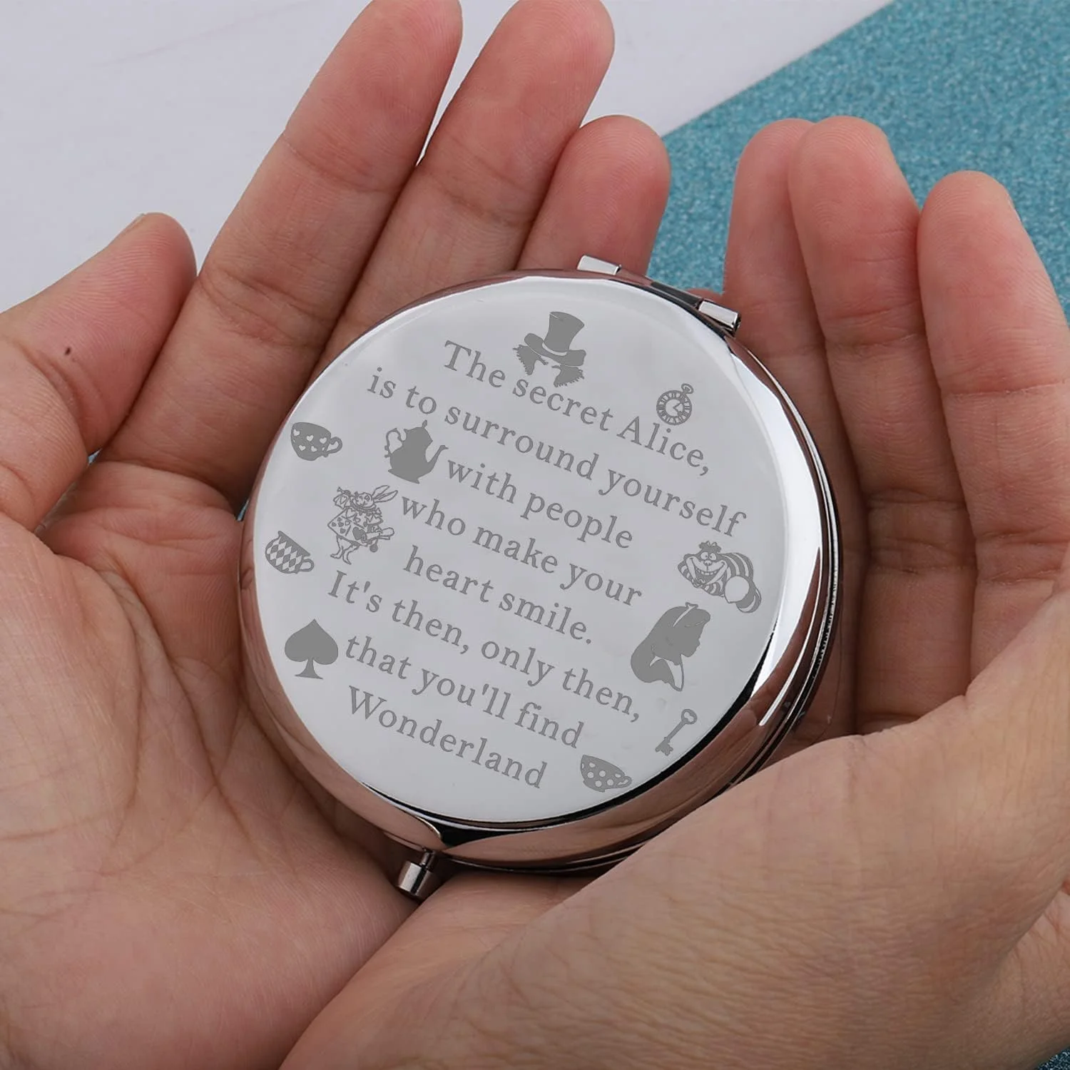 آینه جیبی فشرده KUIYAI Wonderland، هدیه سرزمین عجایب، هدیه کارتونی برای دوستداران، آینه آرایشی برای دوستان، آینه کیف پول (برای احاطه کردن خود) آینه جیبی فشرده KUIYAI Wonderland، هدیه سرزمین عجایب، هدیه کارتونی برای دوستداران، آینه آرایشی برای دوستان، آینه کیف پول (برای احاطه کردن خود)