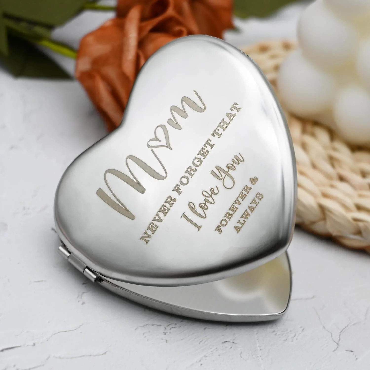 آینه جیبی فشرده طرح قلب KUALEENG، هدیه ای برای مادر، آینه آرایشی نقره ای فلزی قابل حمل برای کیف دستی، هدیه تولد برای مادر از طرف دختر یا پسر، مامان، هرگز فراموش نکن که دوستت دارم