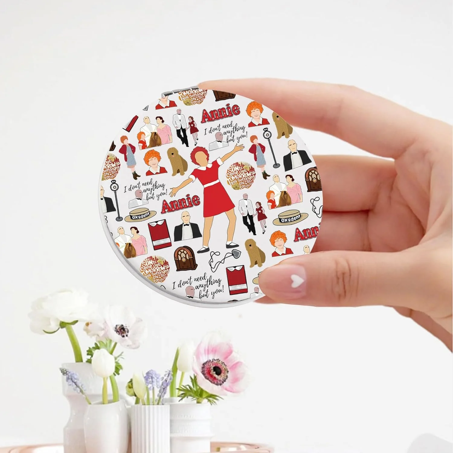 آینه جیبی یتیم خانه آنی KEYCHIN، هدیه ای از موزیکال آنی، شما هرگز بدون لبخند لباس کامل نمی پوشید، آینه آرایشی جمع و جور آنی (آنی-سفید) آینه جیبی یتیم خانه آنی KEYCHIN، هدیه ای از موزیکال آنی، شما هرگز بدون لبخند لباس کامل نمی پوشید، آینه آرایشی جمع و جور آنی (آنی-سفید)