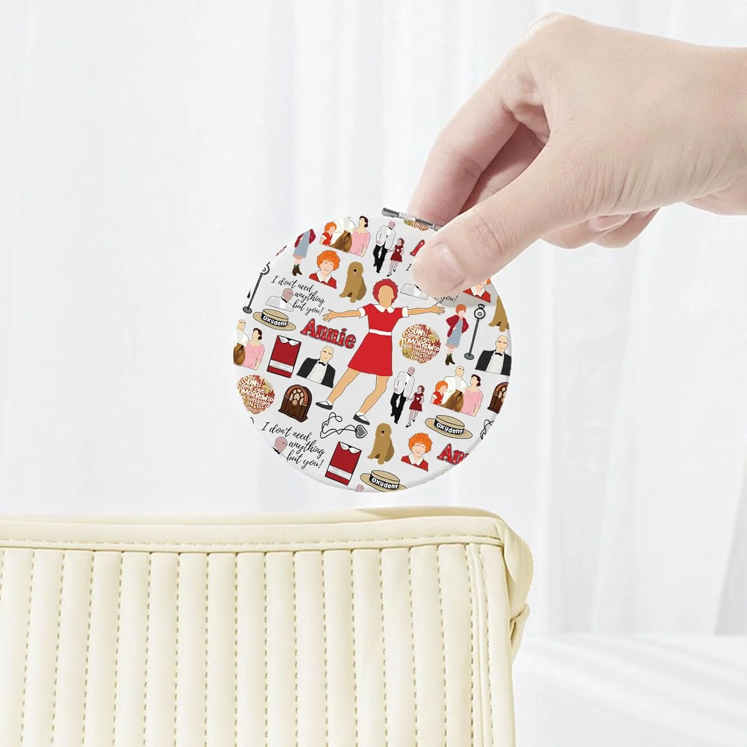 آینه جیبی یتیم خانه آنی KEYCHIN، هدیه ای از موزیکال آنی، شما هرگز بدون لبخند لباس کامل نمی پوشید، آینه آرایشی جمع و جور آنی (آنی-سفید) آینه جیبی یتیم خانه آنی KEYCHIN، هدیه ای از موزیکال آنی، شما هرگز بدون لبخند لباس کامل نمی پوشید، آینه آرایشی جمع و جور آنی (آنی-سفید)