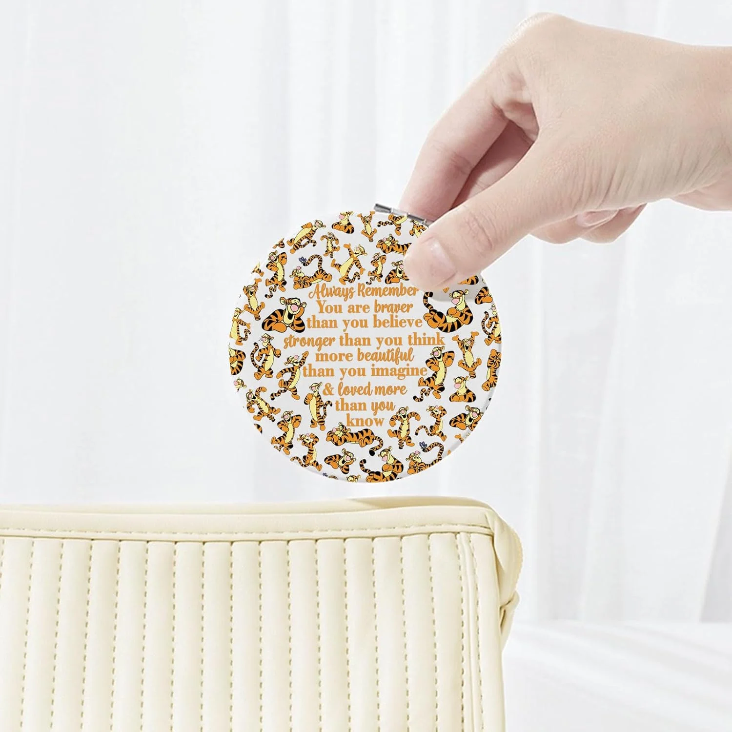 آینه جیبی تیگر KEYCHIN، هدیه ای برای طرفداران فیلم های کارتونی، تو شجاع تر، قوی تر و باهوش تر از آن چیزی هستی که فکر می کنی، آینه آرایشی جمع و جور برای زنان، دختران و نوجوانان (تیگر-سفید) آینه جیبی تیگر KEYCHIN، هدیه ای برای طرفداران فیلم های کارتونی، تو شجاع تر، قوی تر و باهوش تر از آن چیزی هستی که فکر می کنی، آینه آرایشی جمع و جور برای زنان، دختران و نوجوانان (تیگر-سفید)