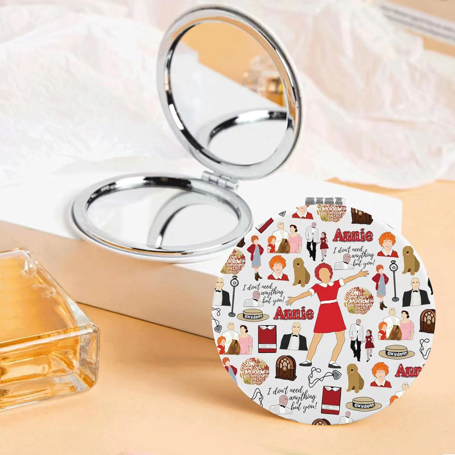 آینه جیبی یتیم خانه آنی KEYCHIN، هدیه ای از موزیکال آنی، شما هرگز بدون لبخند لباس کامل نمی پوشید، آینه آرایشی جمع و جور آنی (آنی-سفید) آینه جیبی یتیم خانه آنی KEYCHIN، هدیه ای از موزیکال آنی، شما هرگز بدون لبخند لباس کامل نمی پوشید، آینه آرایشی جمع و جور آنی (آنی-سفید)