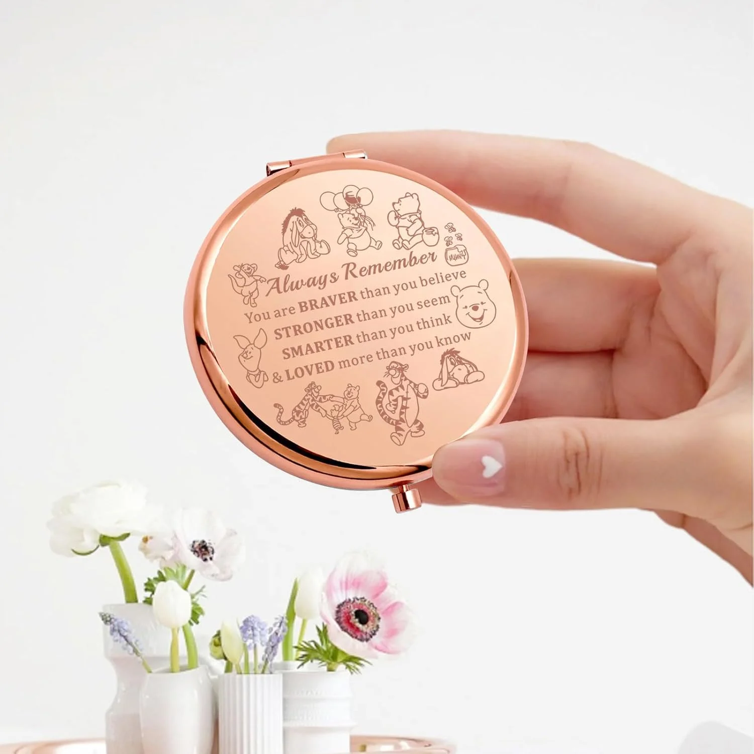 آینه جیبی خرس پو، پیگلت، ایور، تیگر و خرگوش، هدیه ای برای طرفداران. تو شجاع تر، قوی تر و باهوش تر از آن چیزی هستی که فکر می کنی. آینه آرایشی فشرده پو (خرس پو-RG) آینه جیبی خرس پو، پیگلت، ایور، تیگر و خرگوش، هدیه ای برای طرفداران. تو شجاع تر، قوی تر و باهوش تر از آن چیزی هستی که فکر می کنی. آینه آرایشی فشرده پو (خرس پو-RG)