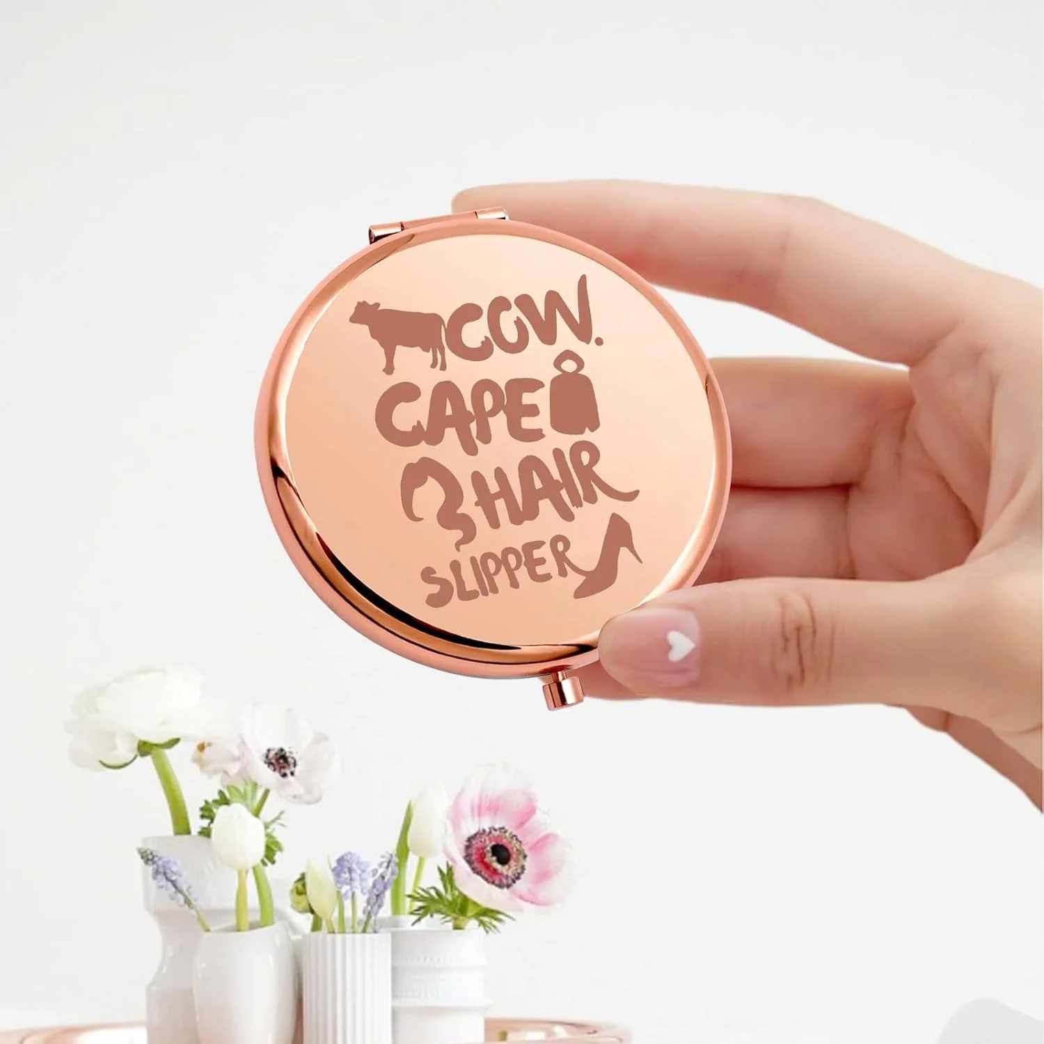 آینه جیبی موزیکال KEYCHIN طرح Into The Woods، هدیه ای برای طرفداران تئاتر برادوی، طرح گاو، شنل، دمپایی، آینه آرایشی جمع و جور، کالای Into The Woods (طرح شنل گاو - RG)