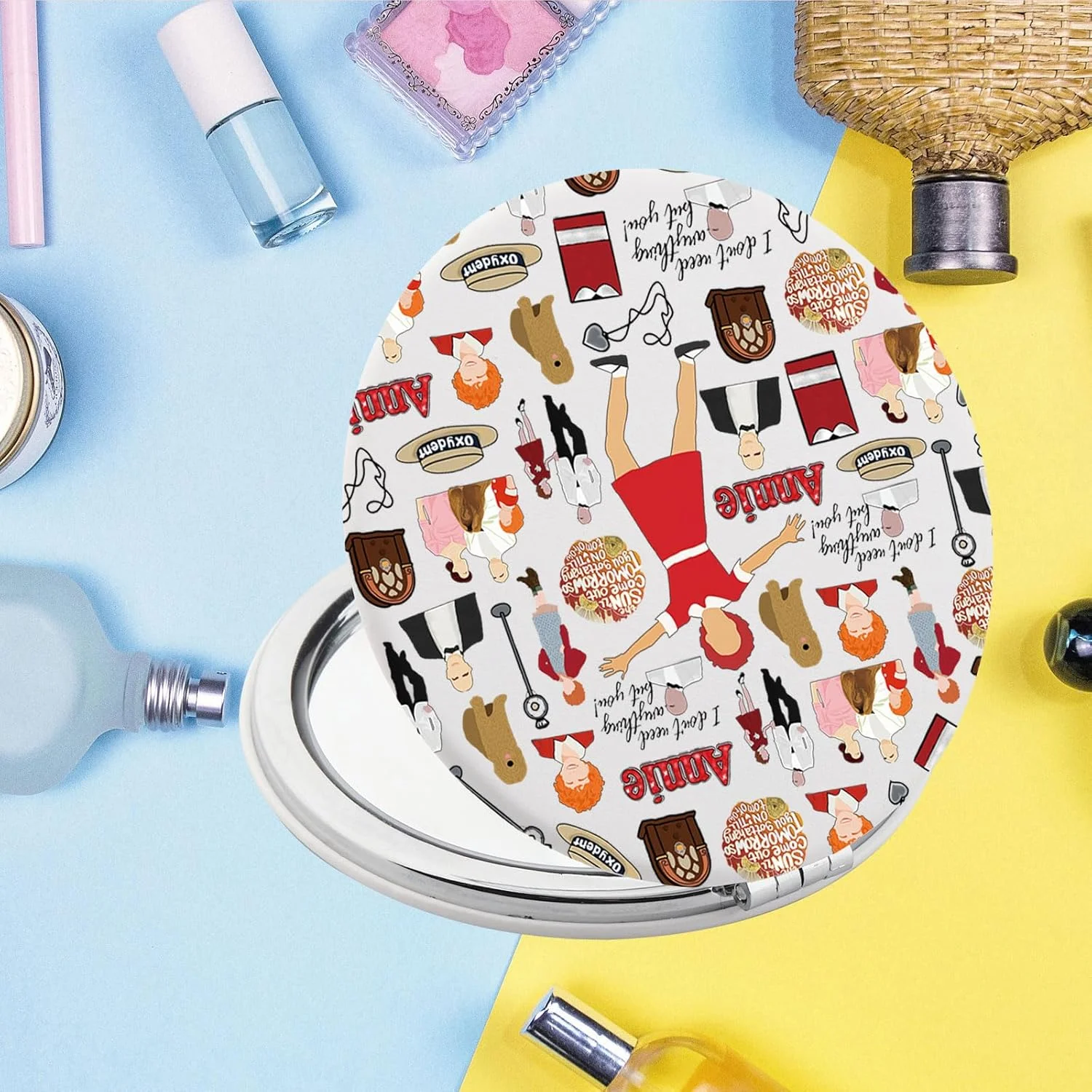 آینه جیبی یتیم خانه آنی KEYCHIN، هدیه ای از موزیکال آنی، شما هرگز بدون لبخند لباس کامل نمی پوشید، آینه آرایشی جمع و جور آنی (آنی-سفید) آینه جیبی یتیم خانه آنی KEYCHIN، هدیه ای از موزیکال آنی، شما هرگز بدون لبخند لباس کامل نمی پوشید، آینه آرایشی جمع و جور آنی (آنی-سفید)