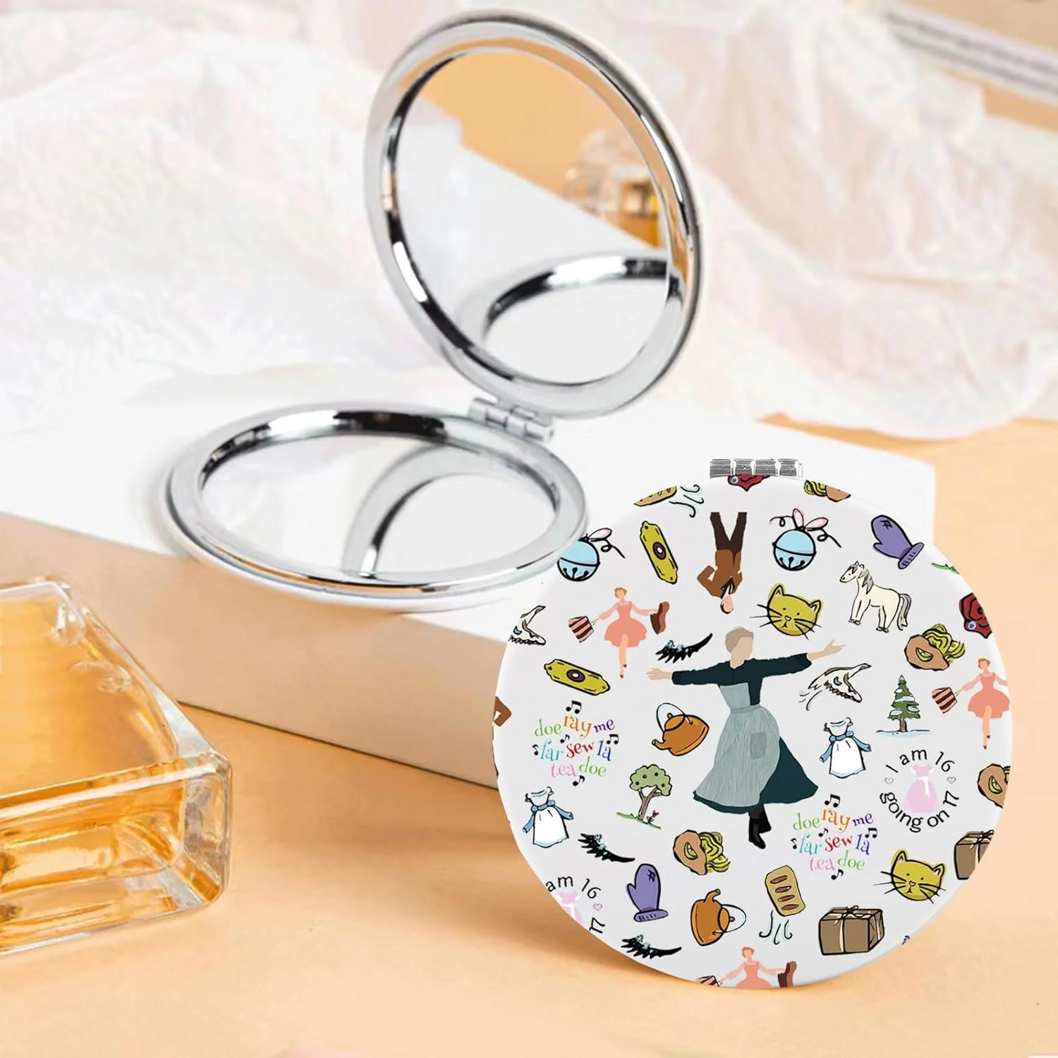 آینه جیبی موزیکال "آوای موسیقی"، هدیه ای برای طرفداران ماریا، نت های موسیقی (Do Re Mi Fa Sol La Ti Do)، آینه آرایشی کوچک، کالای نمایشی "آوای موسیقی" (Do Re Mi-سفید) آینه جیبی موزیکال "آوای موسیقی"، هدیه ای برای طرفداران ماریا، نت های موسیقی (Do Re Mi Fa Sol La Ti Do)، آینه آرایشی کوچک، کالای نمایشی "آوای موسیقی" (Do Re Mi-سفید)