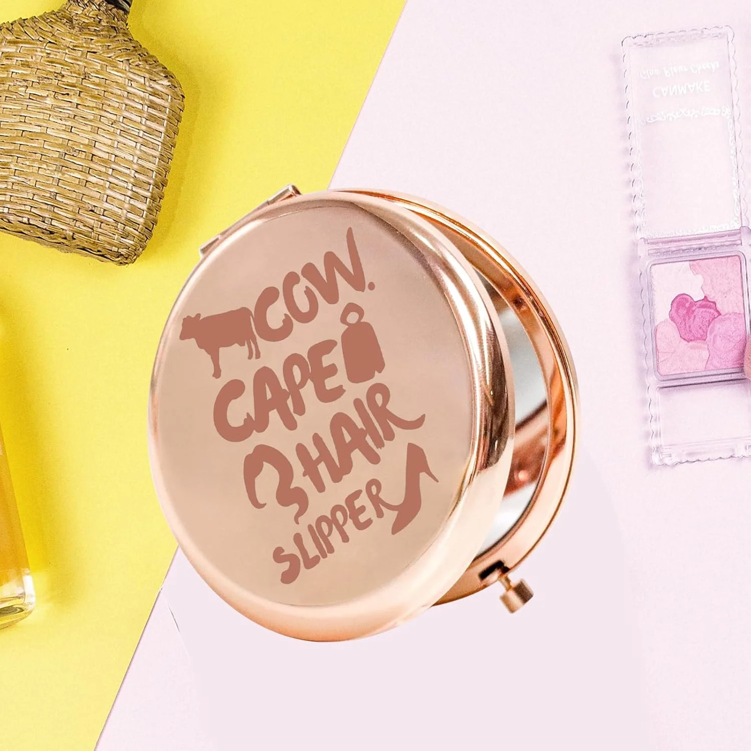 آینه جیبی موزیکال KEYCHIN طرح Into The Woods، هدیه ای برای طرفداران تئاتر برادوی، طرح گاو، شنل، دمپایی، آینه آرایشی جمع و جور، کالای Into The Woods (طرح شنل گاو - RG)