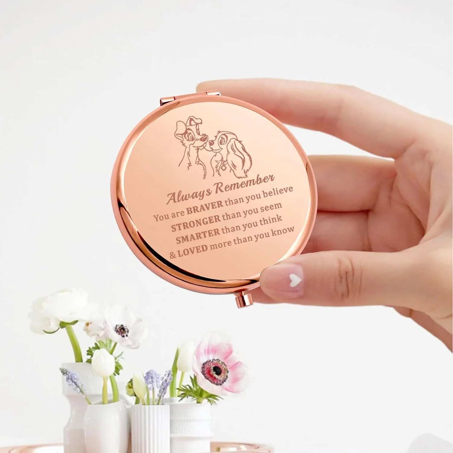 آینه جیبی سگی زنانه KEYCHIN، هدیه ای برای طرفداران سگ ولگرد. تو شجاع تر، قوی تر و باهوش تر از آن چیزی هستی که فکر می کنی. آینه جمع و جور زوج سگ ولگرد (سگ زنانه-RG)