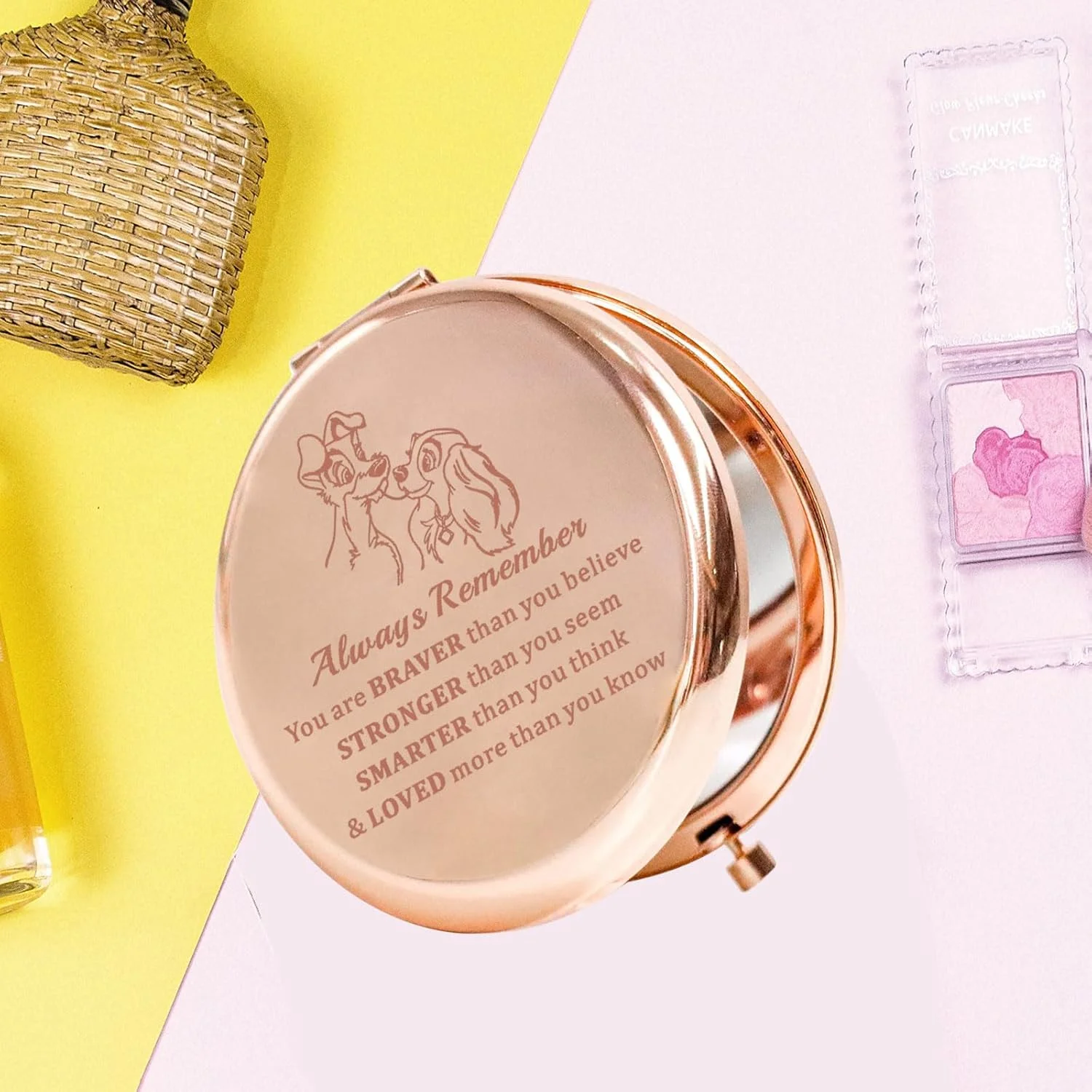 آینه جیبی سگی زنانه KEYCHIN، هدیه ای برای طرفداران سگ ولگرد. تو شجاع تر، قوی تر و باهوش تر از آن چیزی هستی که فکر می کنی. آینه جمع و جور زوج سگ ولگرد (سگ زنانه-RG)