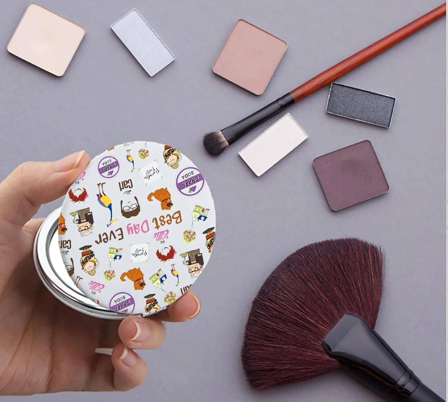 آینه جیبی الهام گرفته از فیلم بالا (Up) FAADBUK، هدیه ای برای دوستداران فیلم بالا (Up)، هدیه ای برای طرفداران کارل و الی، کالای فیلم بالا (Up) برای او (آینه U-P)