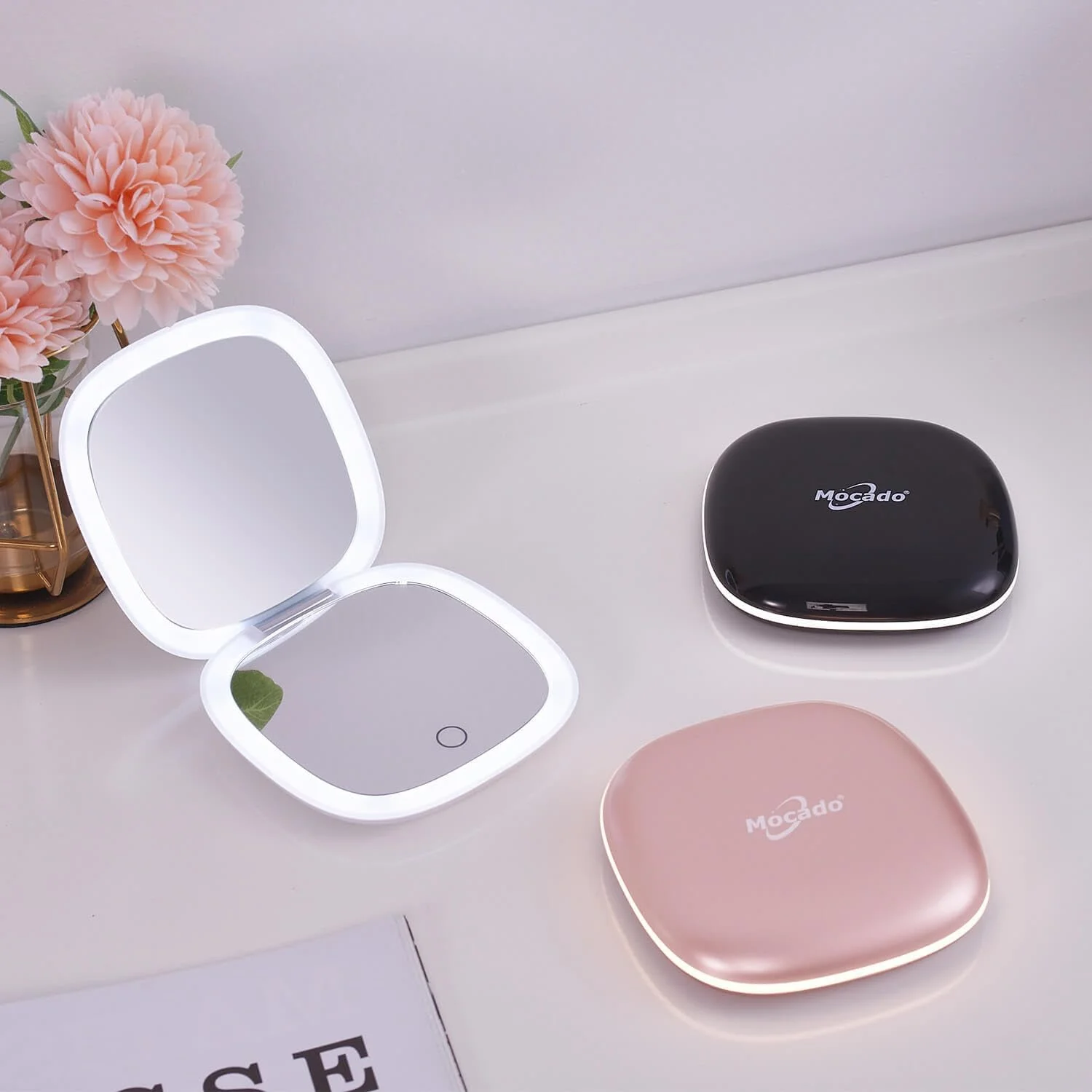 آینه آرایشی مسافرتی ذره بینی LED فشرده Mocado - 4 اینچ بزرگنمایی 1X/10X، آینه کوچک دستی جیبی با نور قابل تنظیم دو طرفه، شارژ USB، صفحه لمسی، لوازم آرایشی قابل حمل رومیزی (سفید)