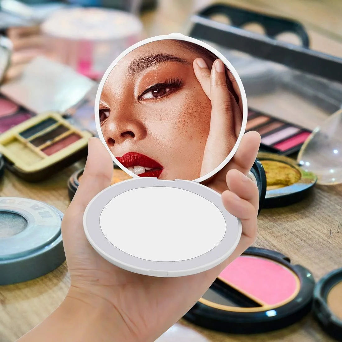 آینه مسافرتی Milishow با نور LED، آینه جیبی فشرده با بزرگنمایی 1x/10x و نور، آینه گرد تاشو دو طرفه روشن، آینه آرایشی دستی (سفید)