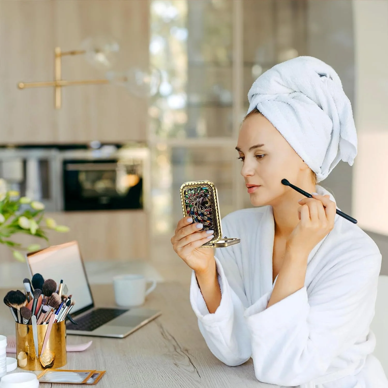 آینه آرایشی تاشو طرح وینتیج MAKINGTEC، 2 عددی، آینه جیبی لوازم آرایشی قابل حمل، آینه رومیزی دو طرفه طرح طاووس و پروانه، آینه مسافرتی کوچک فلزی تاشو برای دختران و زنان