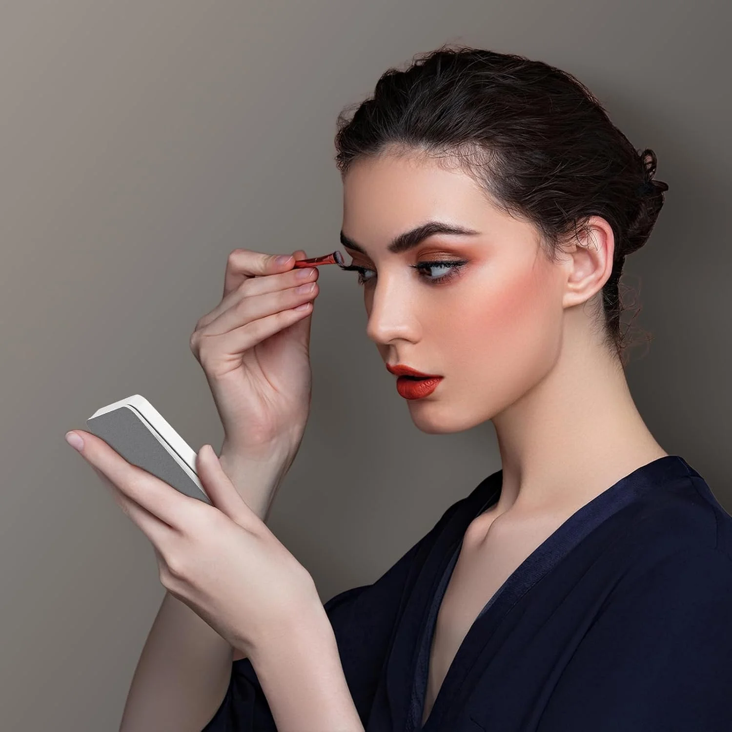 آینه مسافرتی کینتیون با نور، آینه جیبی LED تاشو قابل حمل، آینه آرایشی جمع و جور قابل شارژ، 3 حالت رنگی، کم نور شونده، چرم PU، آینه کوچک جمع و جور به عنوان هدیه برای زنان، سفید