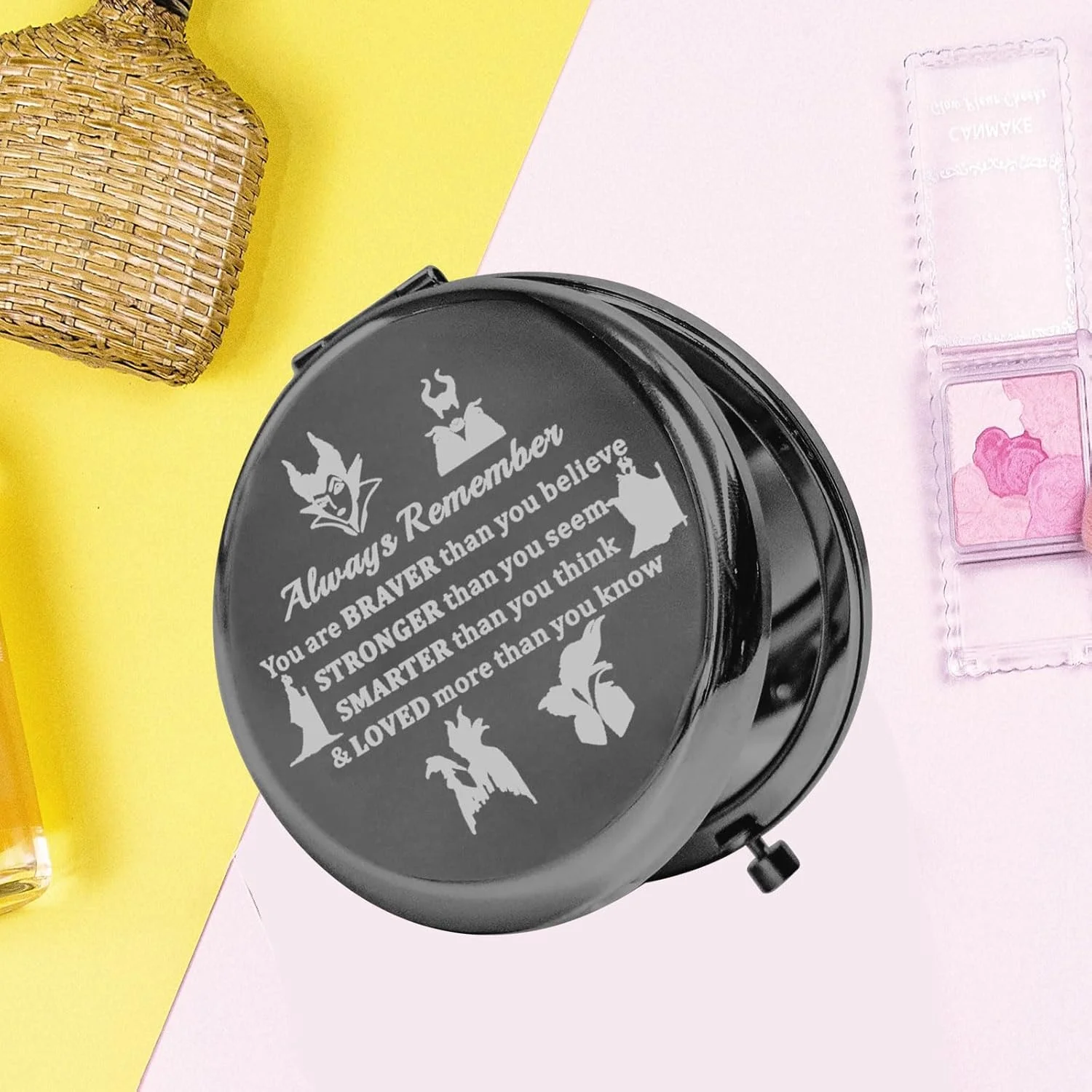 آینه جیبی ملکه شیطانی KEYCHIN، هدیه ای برای طرفداران فیلم های شرور. تو شجاع تر، قوی تر و باهوش تر از آن چیزی هستی که فکر می کنی. آینه جمع و جور برای زنان، دختران و نوجوانان (شرور همیشه - BL)