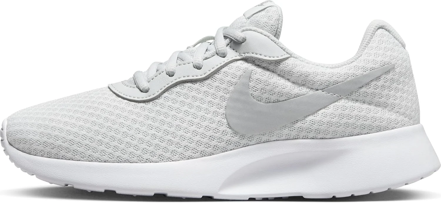 NIKE Women's WMNS Tanjun Low, Photon Dust MTLC Platinum White Volt