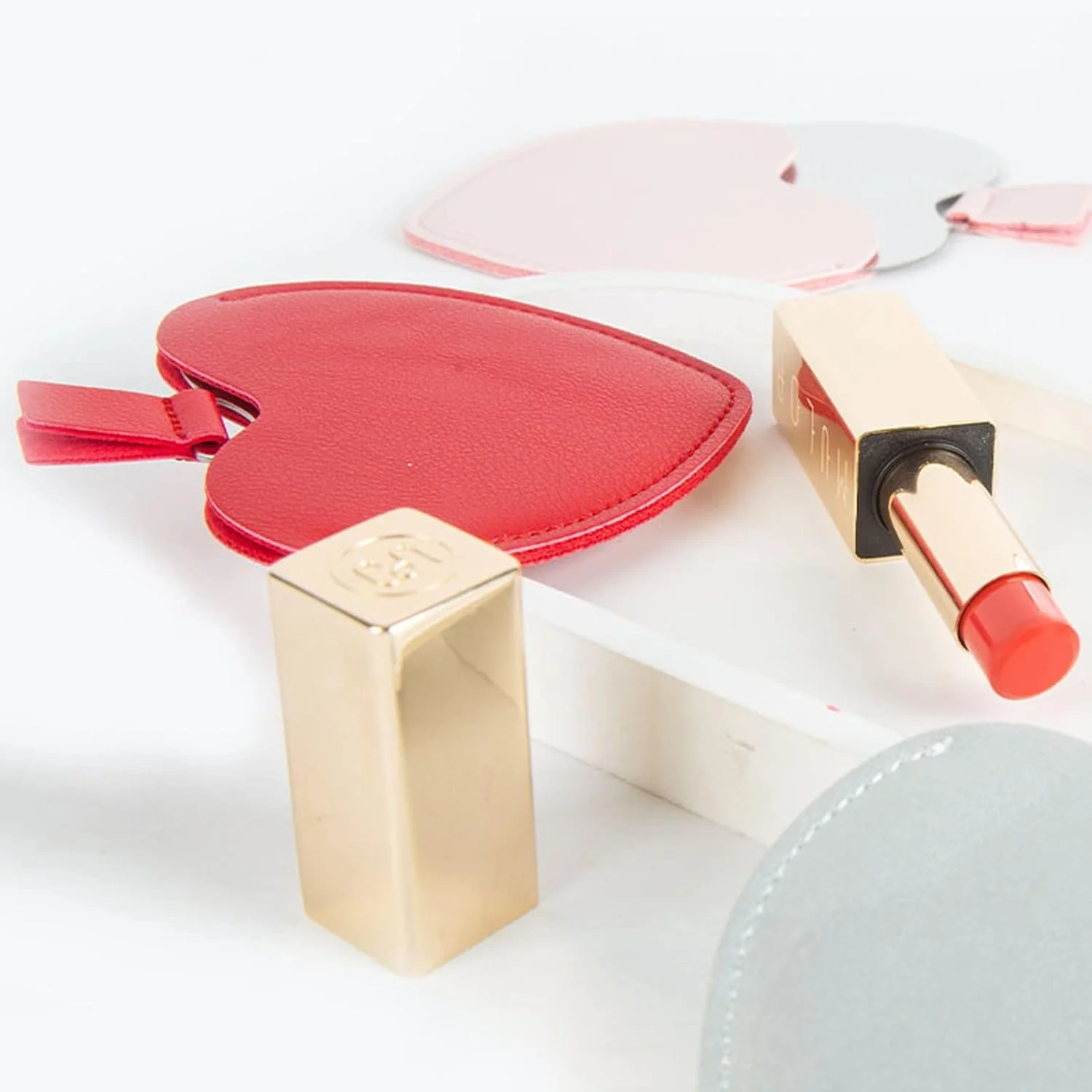 آینه جیبی کوچک استیل INCAUCA، 2 عددی، با روکش چرمی PU، آینه آرایشی مسافرتی کوچک و جمع و جور طرح قلب، آینه نشکن قابل حمل برای دختران و زنان (بژ)